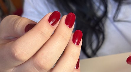 Unghie rosse brillanti a Fb nails and more, Nuoro, Sardegna, IT.