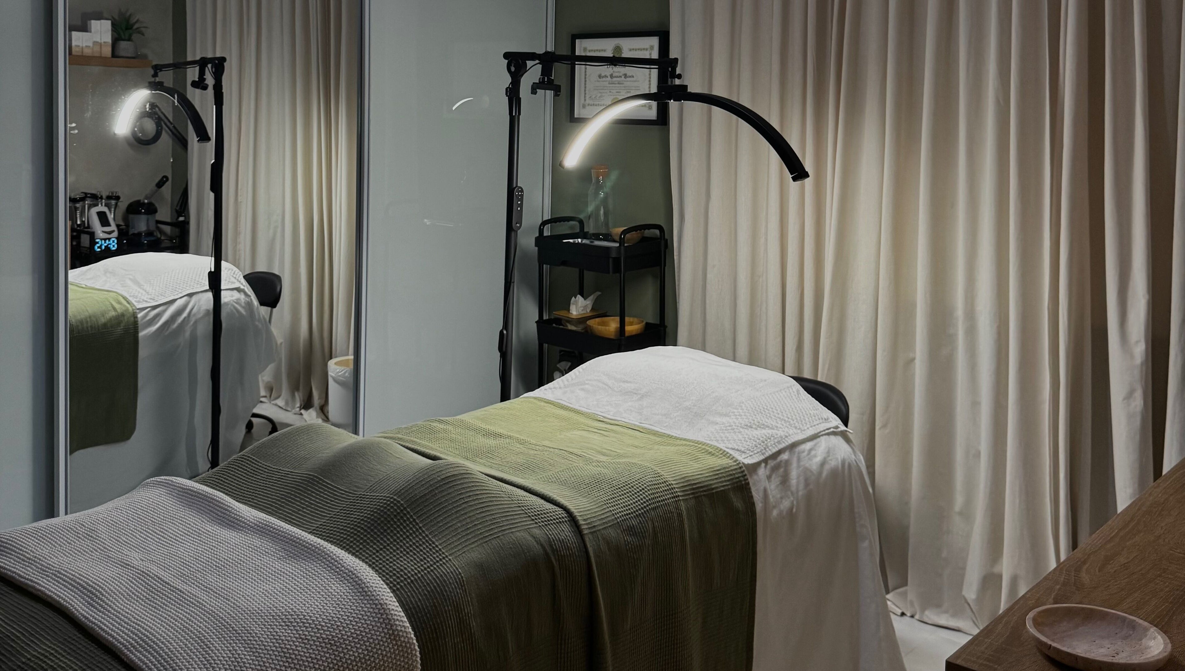 Sala de tratamientos en Kare Esthetics en Bayamón, Puerto Rico, PR con iluminación suave y camilla.