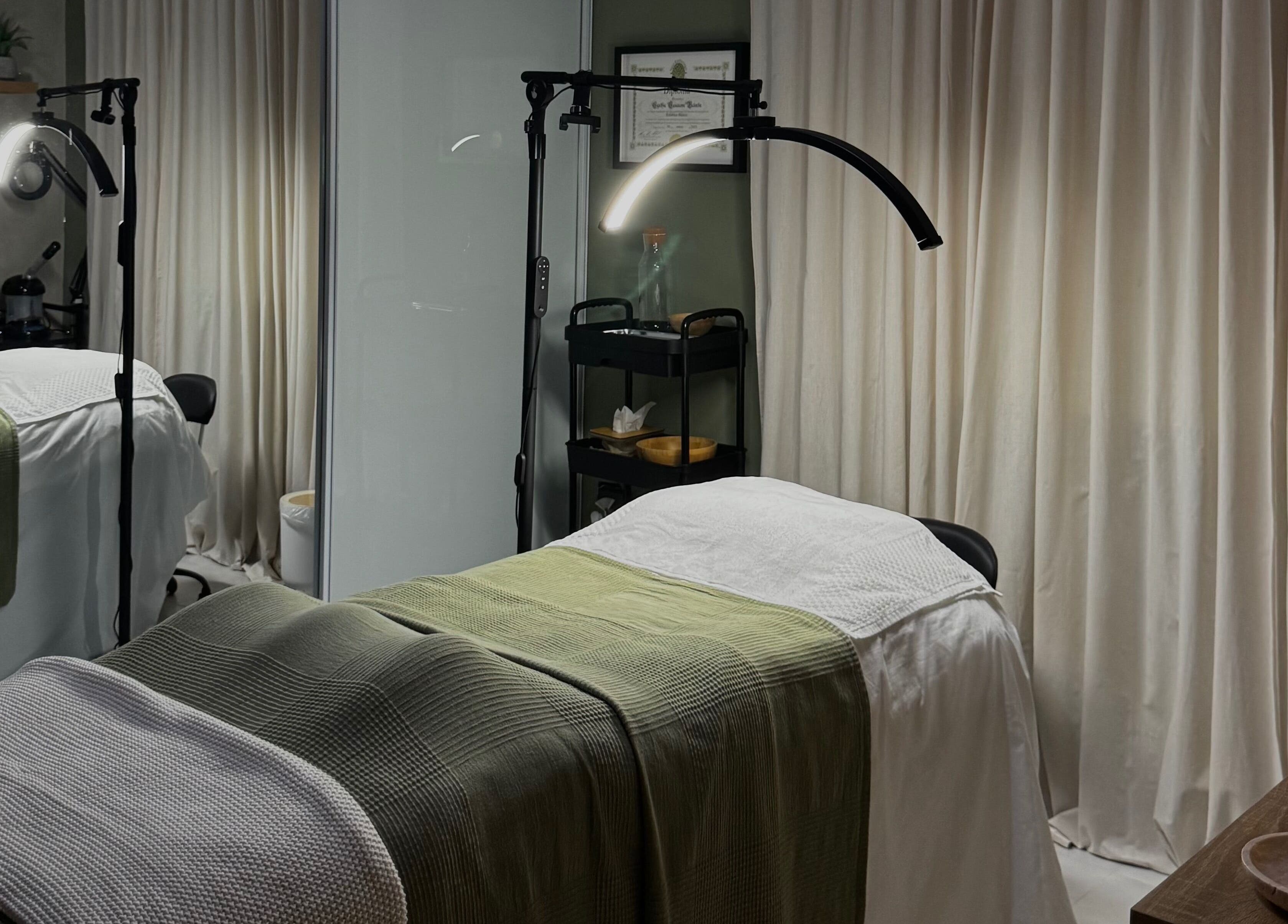 Sala de tratamientos en Kare Esthetics en Bayamón, Puerto Rico, PR con iluminación suave y camilla.