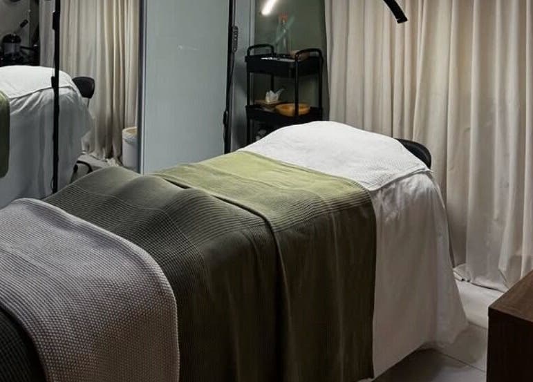 Sala de tratamiento en Kare Esthetics, Bayamón, Puerto Rico, PR, con cama de masaje acogedora.