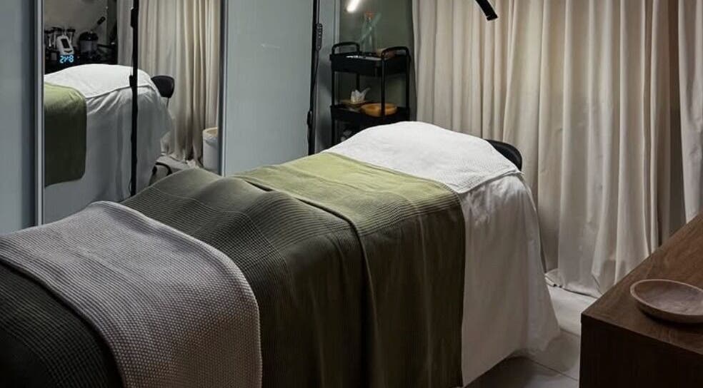 Sala de tratamiento en Kare Esthetics, Bayamón, Puerto Rico, PR, con cama de masaje acogedora.
