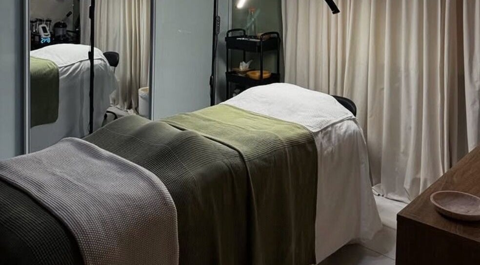 Sala de tratamiento en Kare Esthetics, Bayamón, Puerto Rico, PR, con cama de masaje acogedora.
