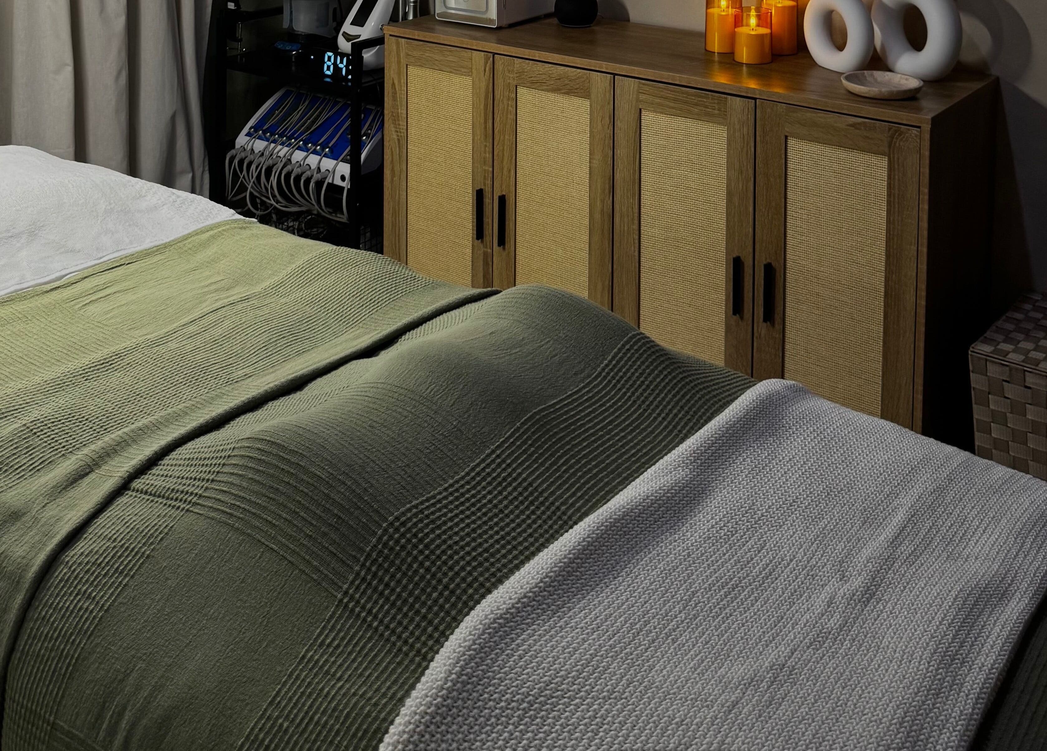 Sala de tratamiento en Kare Esthetics, Bayamón, Puerto Rico, PR, con cama y decoración relajante.