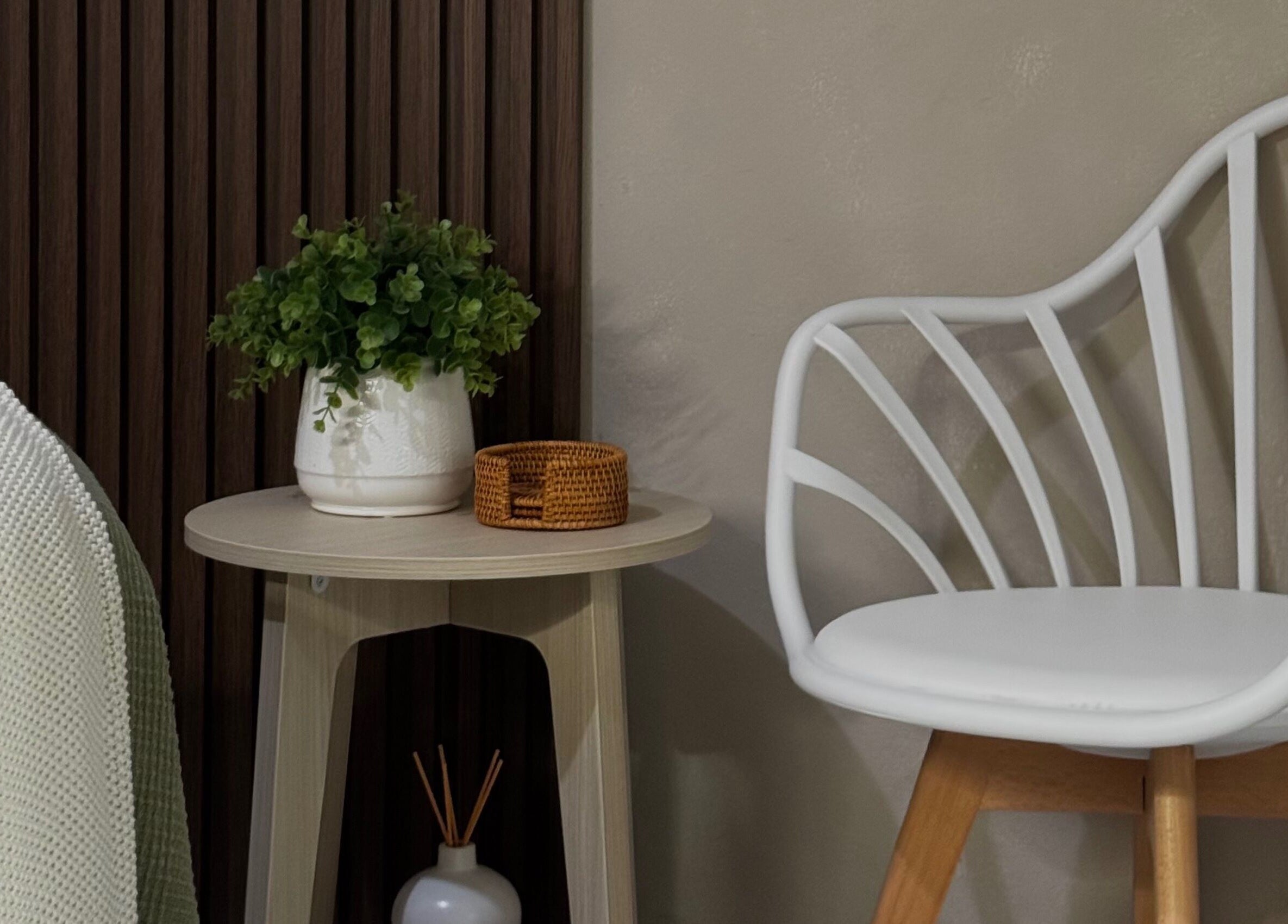 Espacio de descanso en Kare Esthetics, Bayamón, Puerto Rico, PR con silla moderna y planta decorativa.