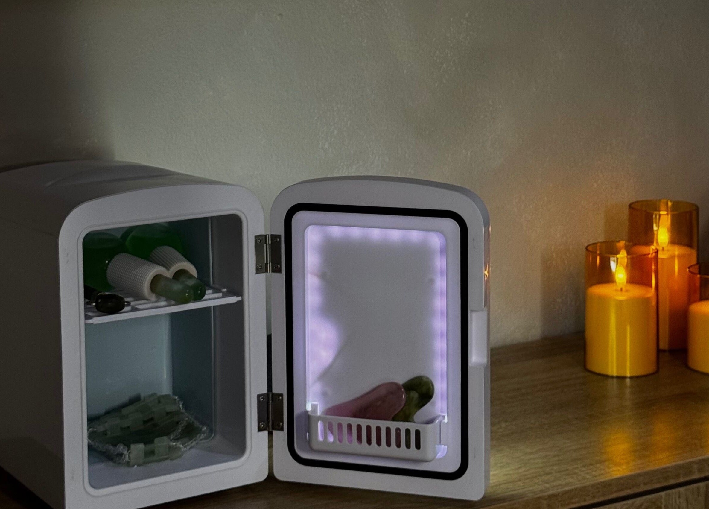 Frigorífico con productos de cuidado en Kare Esthetics, Bayamón, Puerto Rico, PR. Velas crean ambiente relajante.