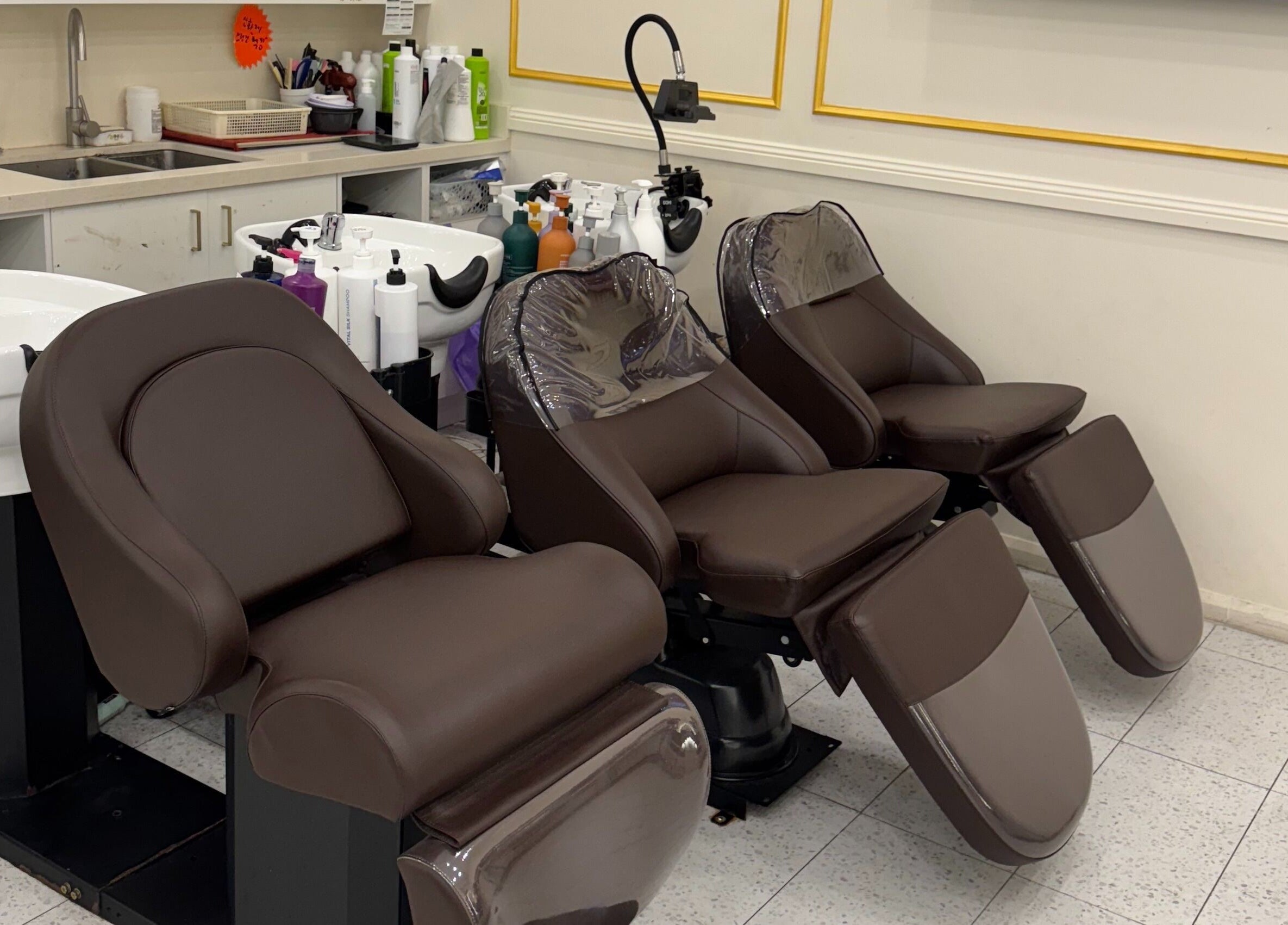 Comfortable wash stations at L’atelier no.1 in Sydney, New South Wales, AU for a premium salon experience.