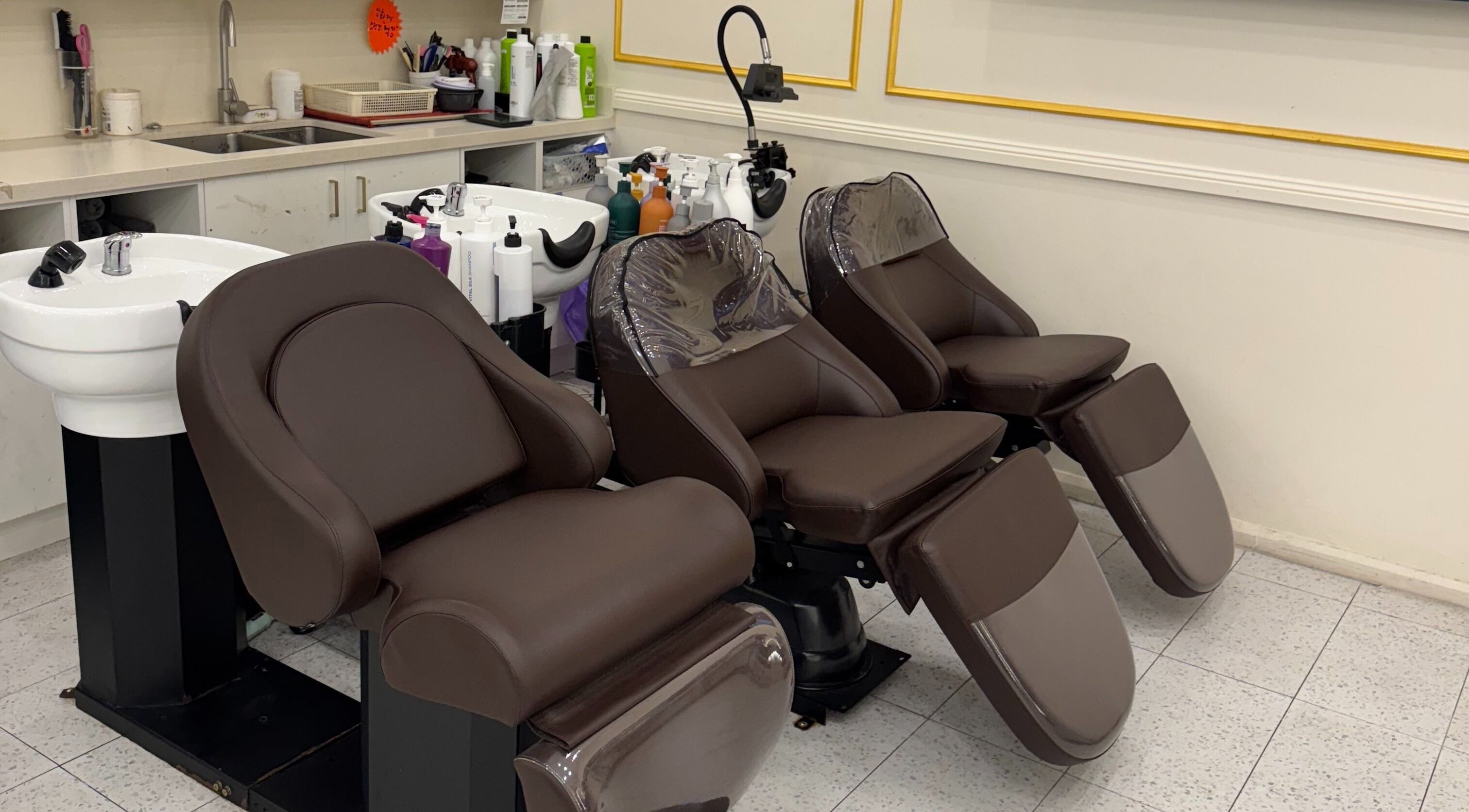 Comfortable wash stations at L’atelier no.1 in Sydney, New South Wales, AU for a premium salon experience.