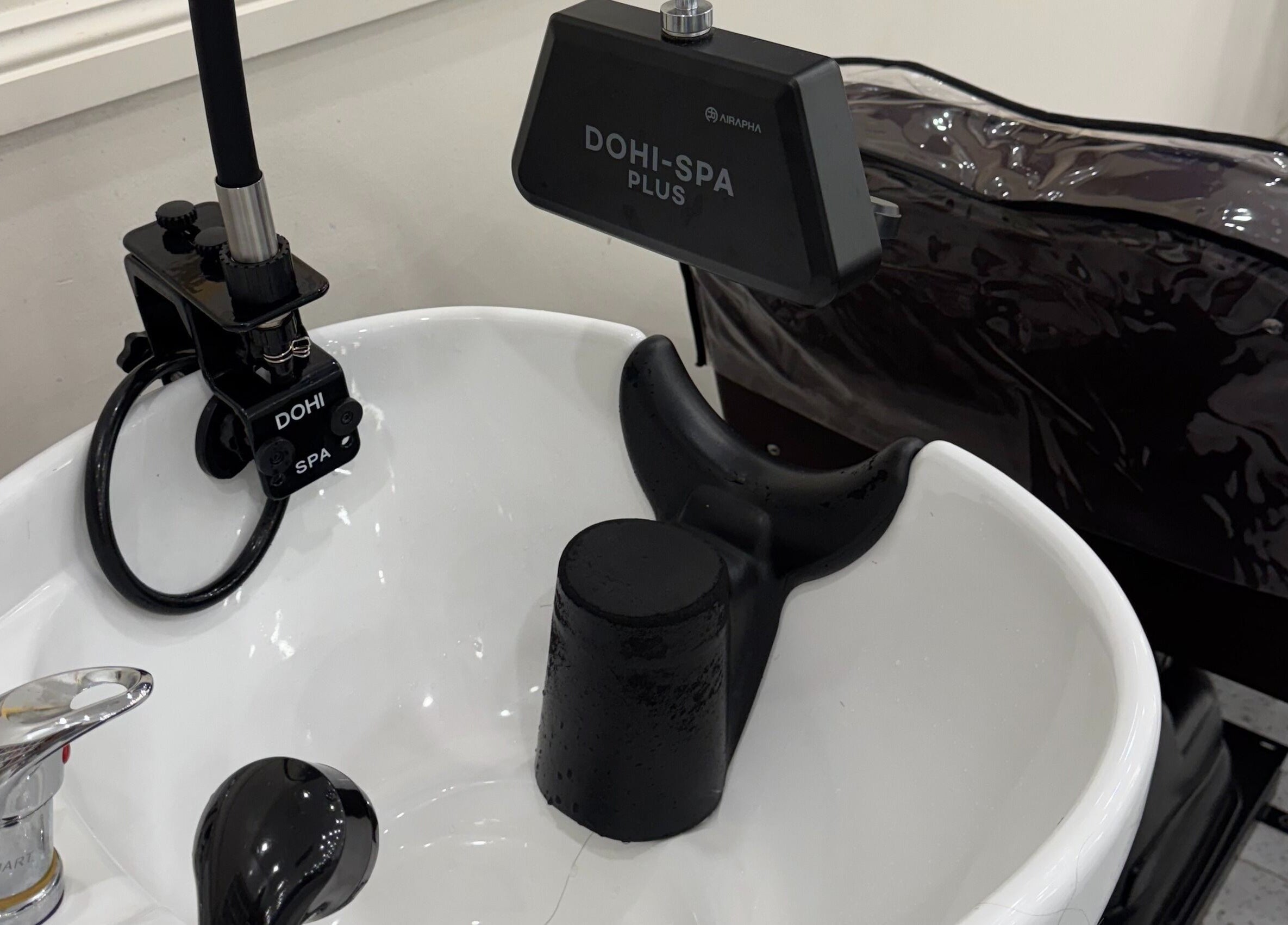 L’atelier no.1 salon sink in Sydney, New South Wales, AU offers a premium spa experience.