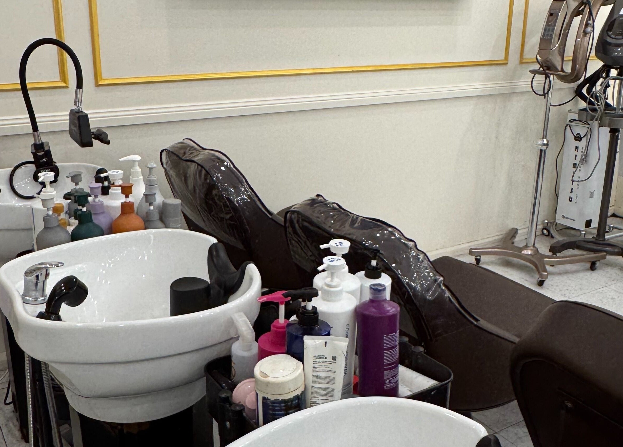 Modern hair wash stations at L’atelier no.1 in Sydney, New South Wales, AU showcasing luxury comfort.