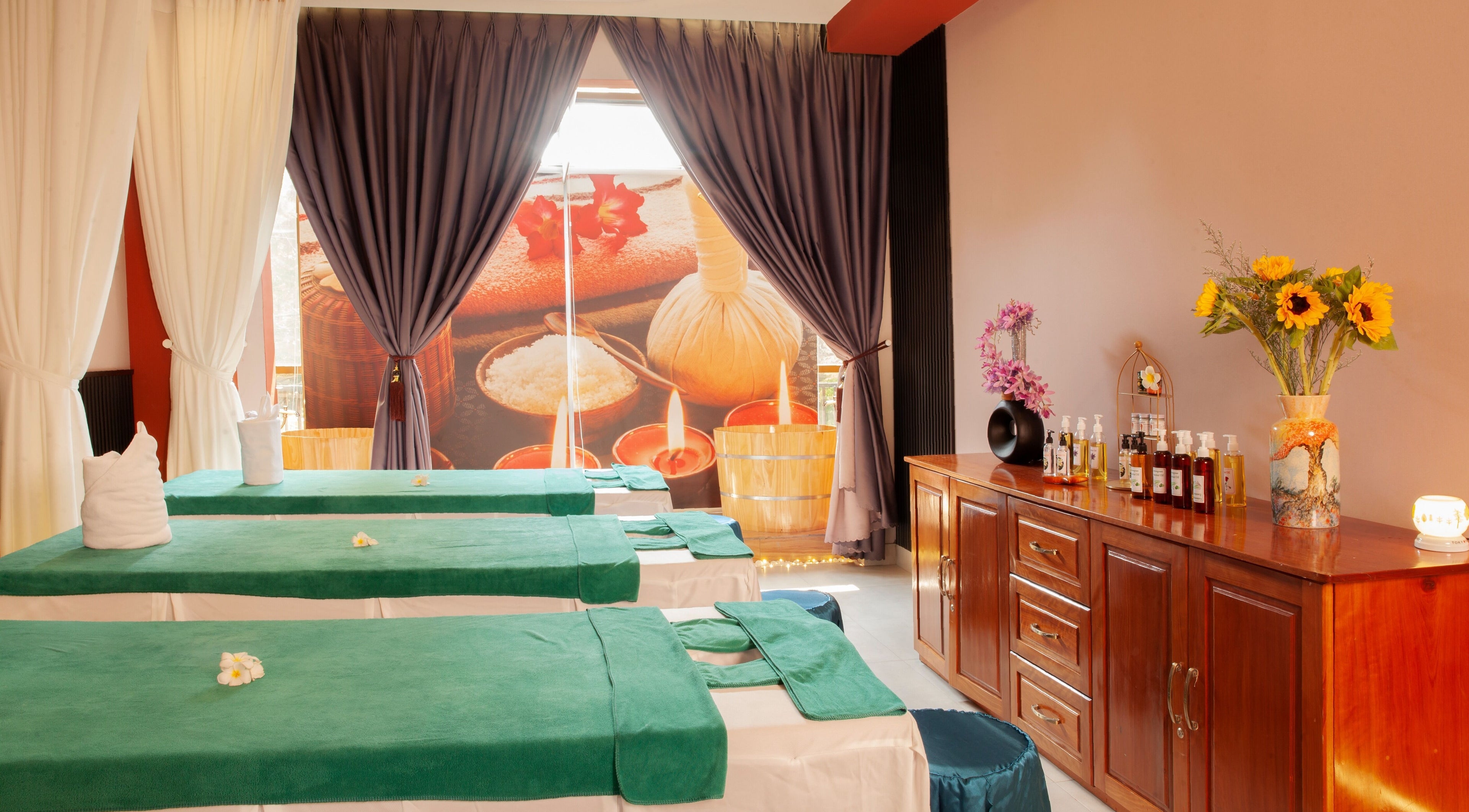 Phòng trị liệu yên tĩnh tại Levue Spa, Đà Nẵng, Đà Nẵng, VN. Thiết kế thanh lịch với giường spa và trang trí tinh tế.