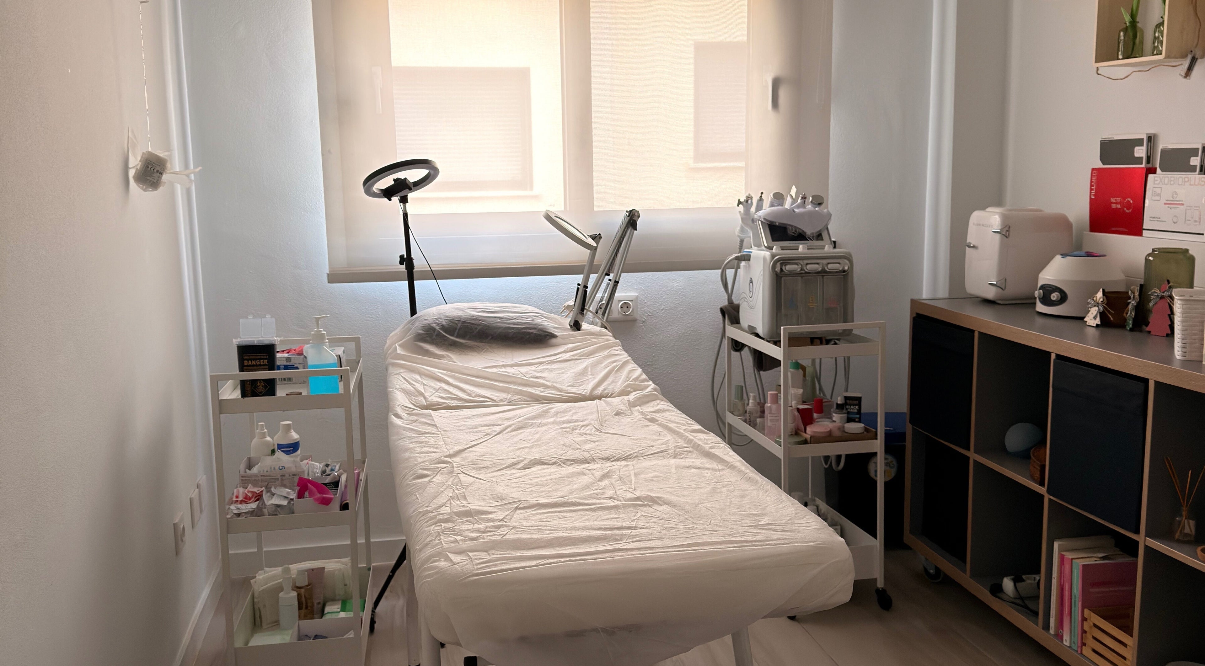 Sala de tratamiento en Go & Glow en (lorquí) Murcia, Región De Murcia, ES. Cama de spa acogedora, equipo moderno.