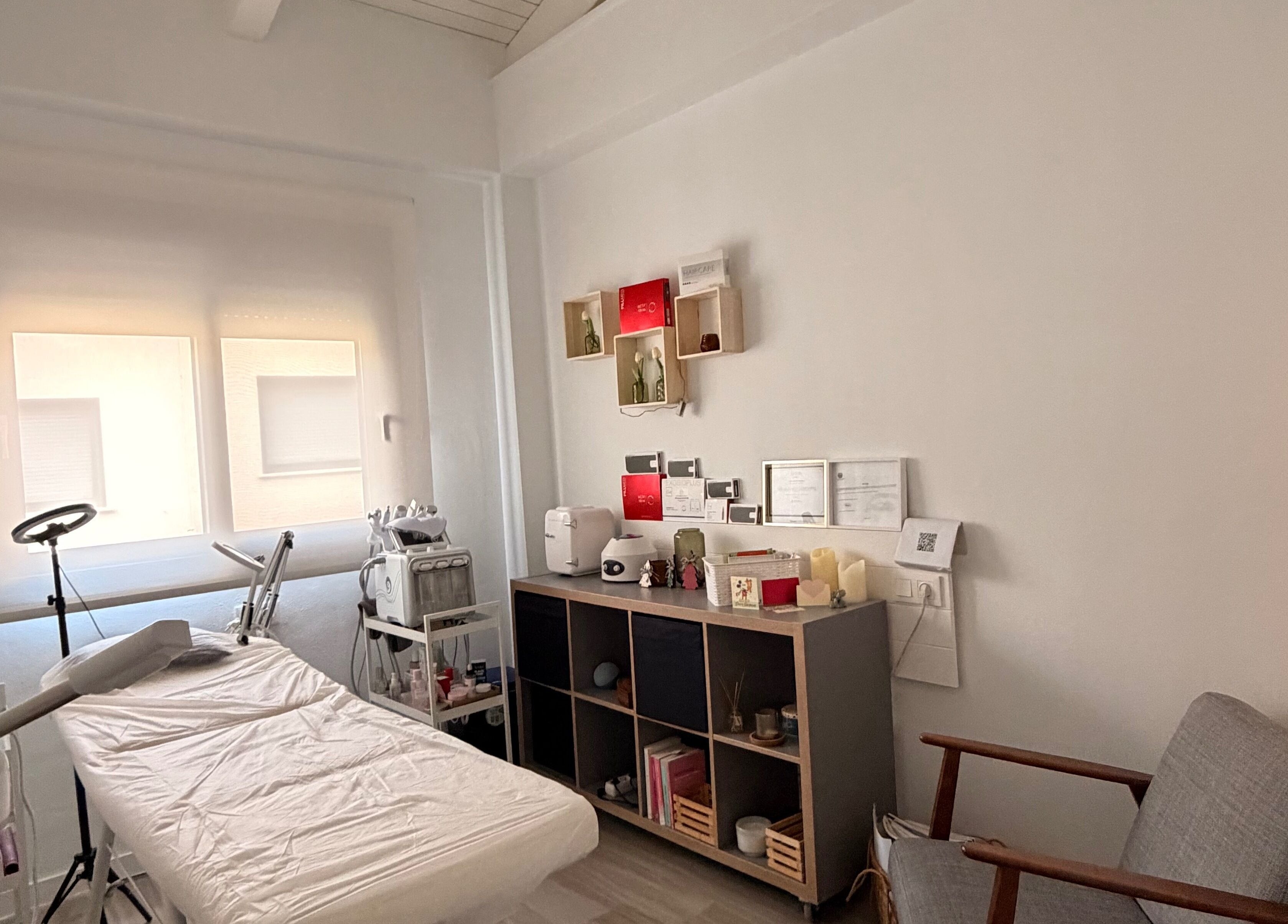 Sala de tratamientos en Go & Glow, Lorquí, Murcia, Región De Murcia, ES, con cama y equipo moderno.