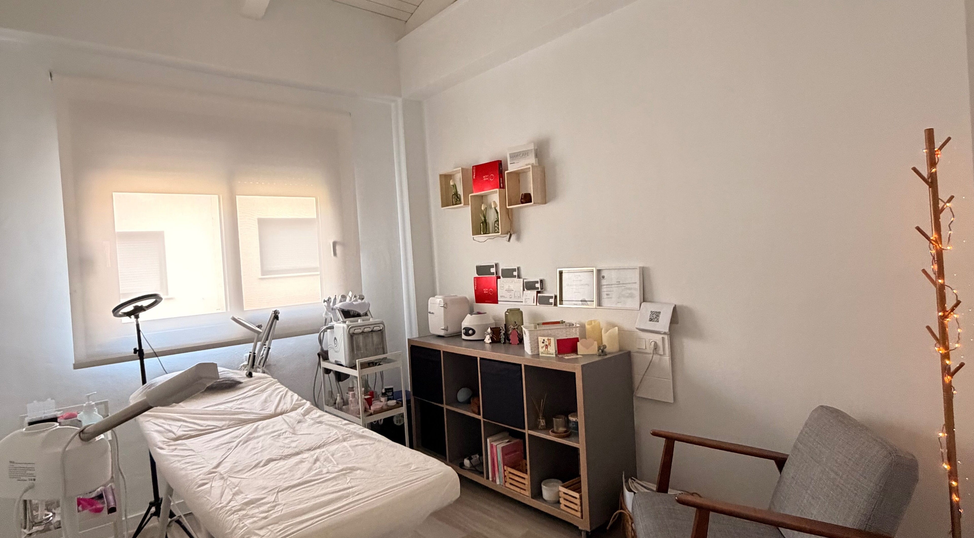 Sala de tratamientos en Go & Glow, Lorquí, Murcia, Región De Murcia, ES, con cama y equipo moderno.