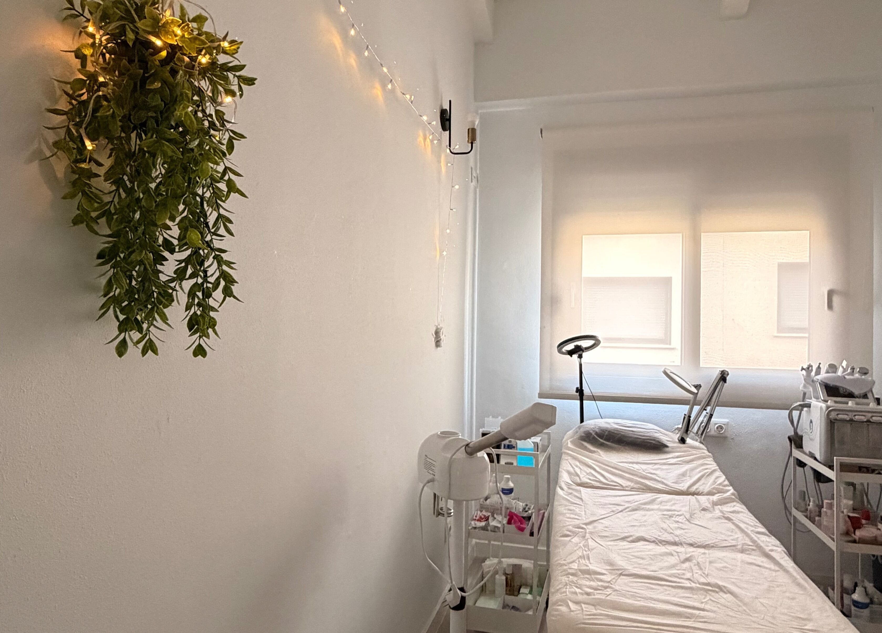 Sala de tratamientos en Go & Glow, Lorquí, Murcia, con cama y decoración acogedora.