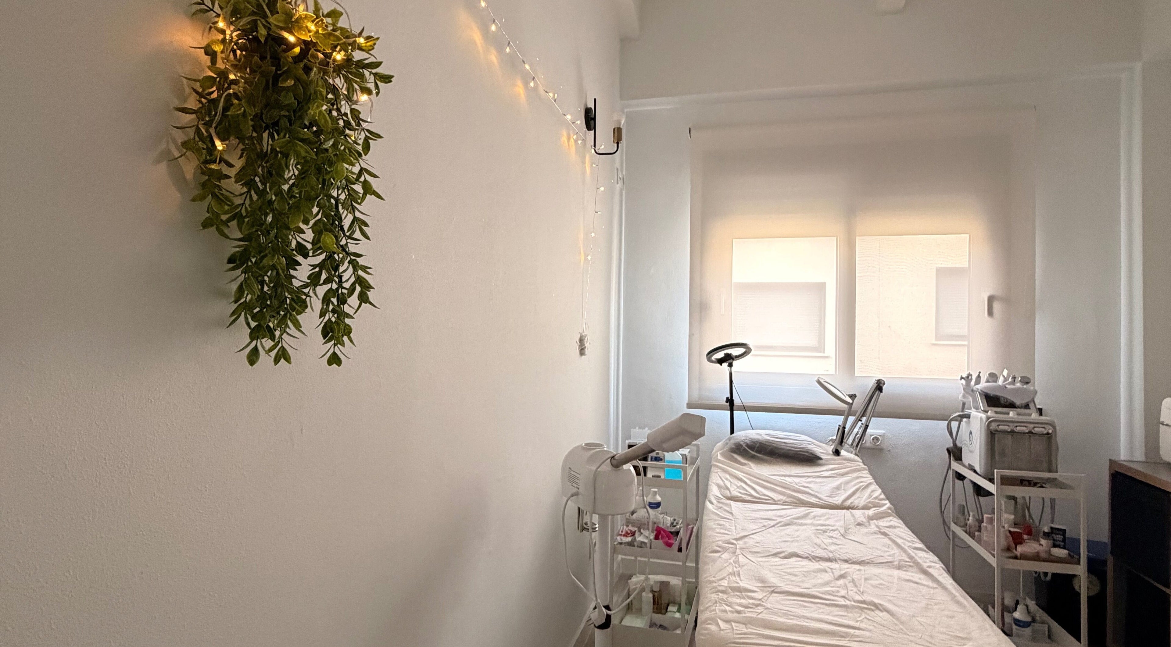 Sala de tratamientos en Go & Glow, Lorquí, Murcia, con cama y decoración acogedora.