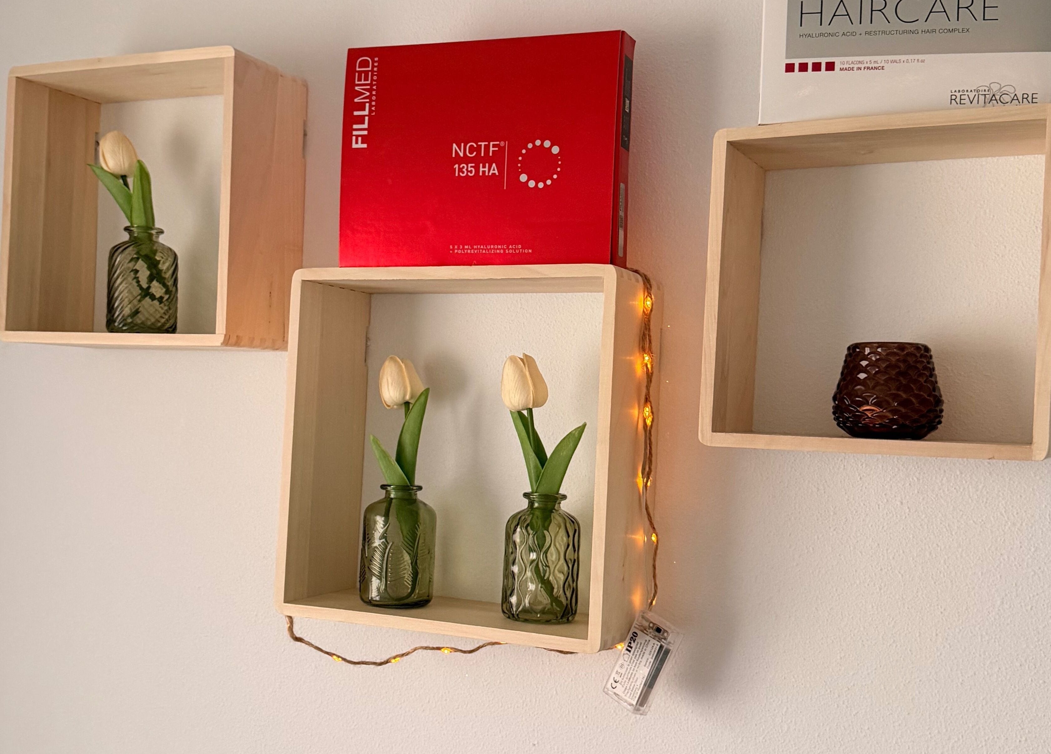 Decoración con tulipanes y productos de belleza en Go & Glow (lorquí), Murcia, Región De Murcia, ES.