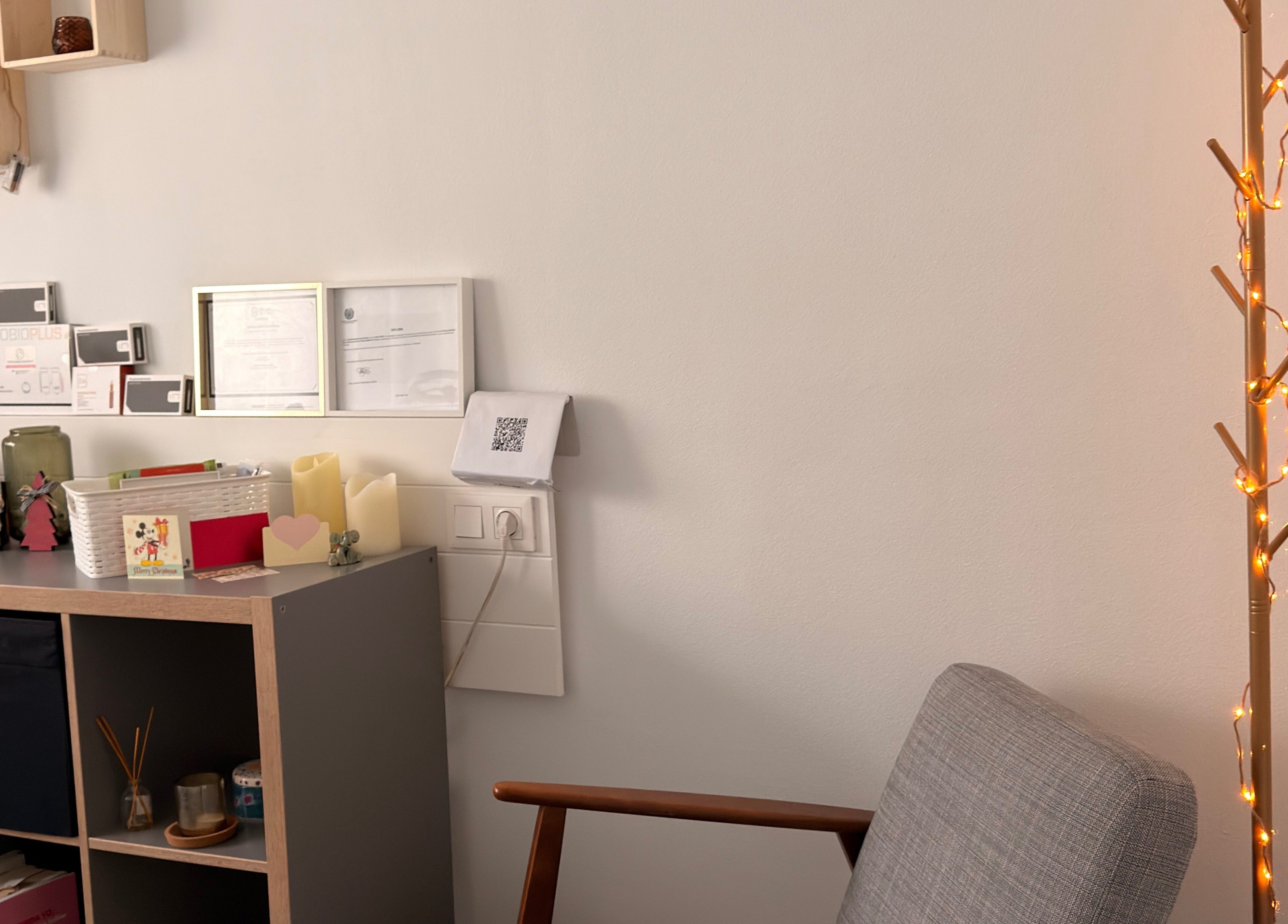 Rincón acogedor en Go & Glow, (lorquí) Murcia, Región De Murcia, ES, con decoración minimalista y estantería.