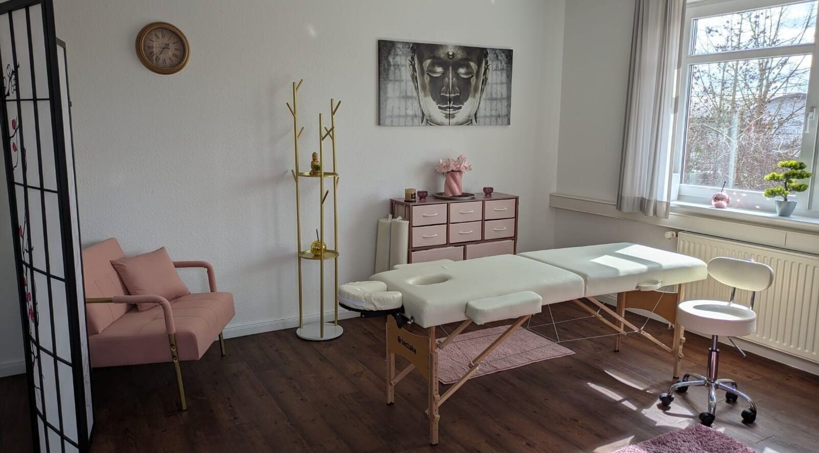 Уютный массажный кабинет в LotuS Wellness Studio, Люненбург, Нижняя Саксония, Германия.
