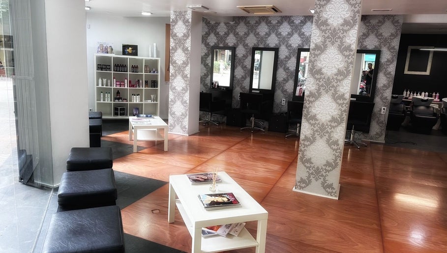 Salón 13 Scissors Hairdressers image 1