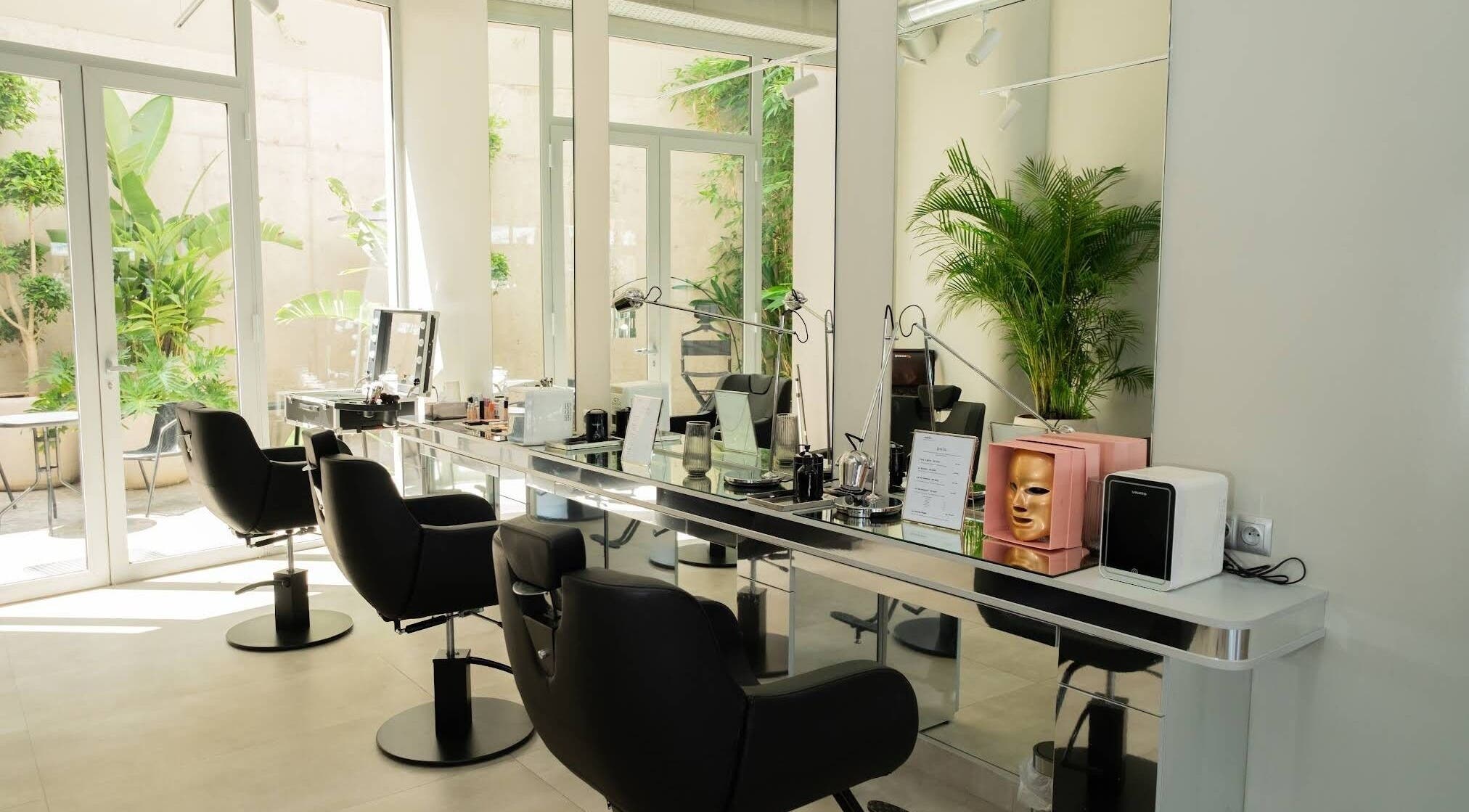Innercare Anfa salon showcases modern chairs and vanity mirrors, Casablanca, Casablanca-settat, MA.