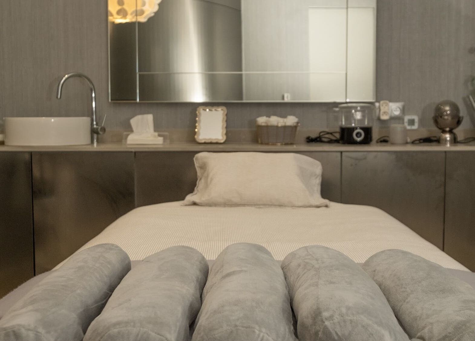 Calming treatment room at innercare anfa, Casablanca, Casablanca-settat, MA offering a tranquil wellness experience.