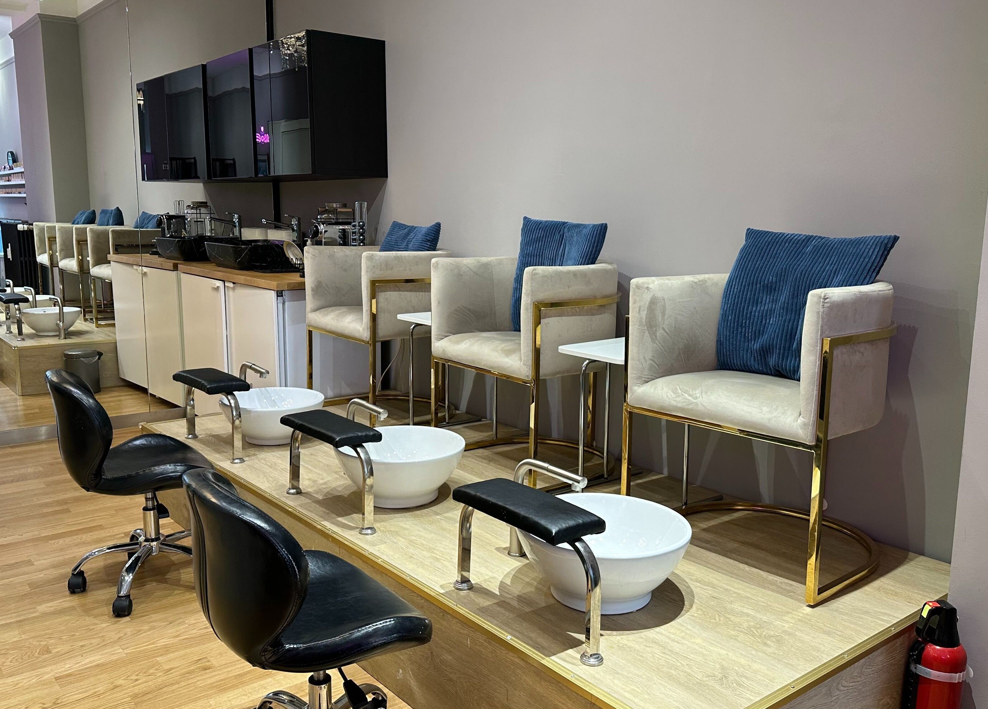 Modern pedicure area at Mina Beauty Seefeld in Zürich, Zürich, CH with plush seating and elegant decor.