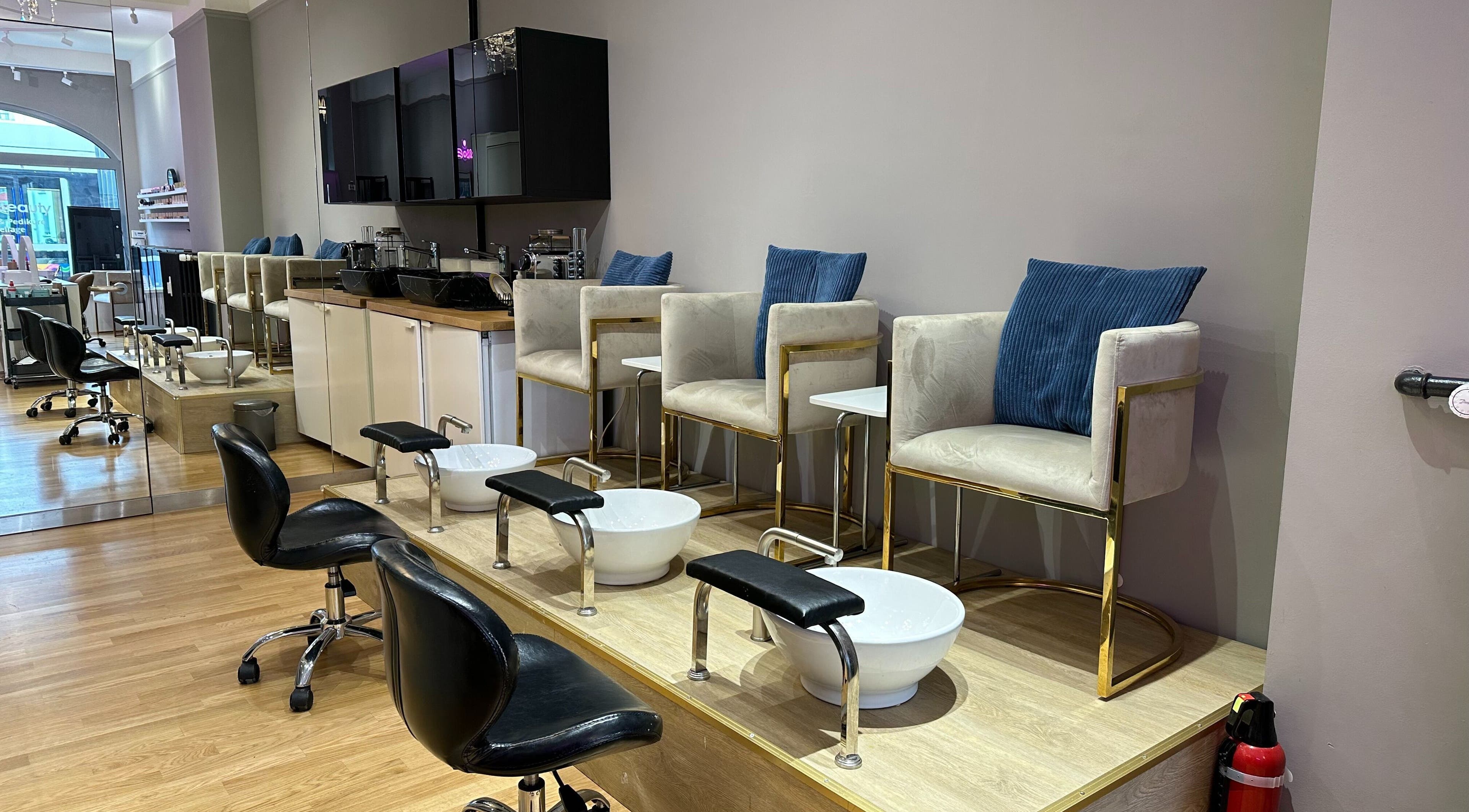 Modern pedicure area at Mina Beauty Seefeld in Zürich, Zürich, CH with plush seating and elegant decor.