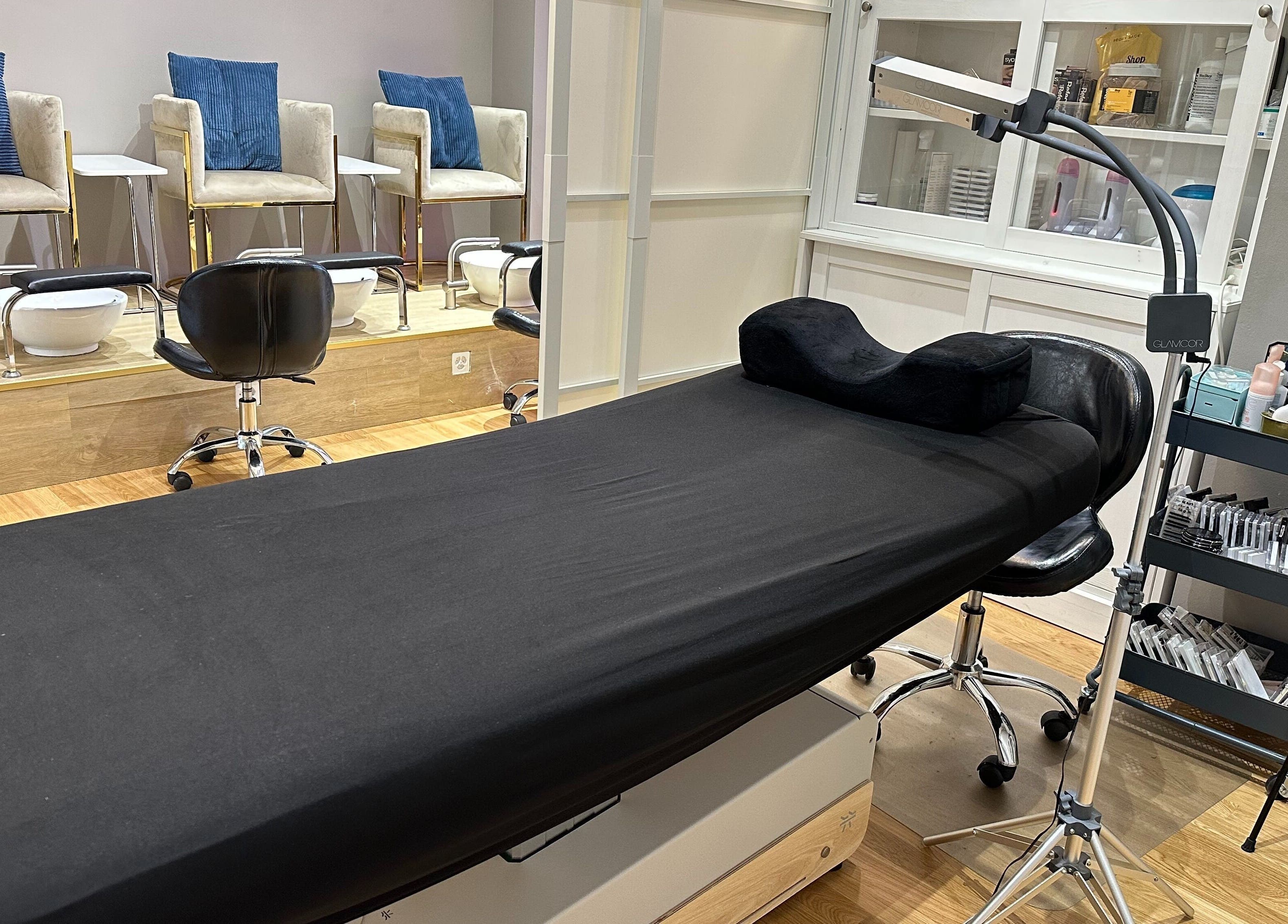 Luxurious treatment area at Mina Beauty Seefeld, Zürich, Zürich, CH with black bed and seating.