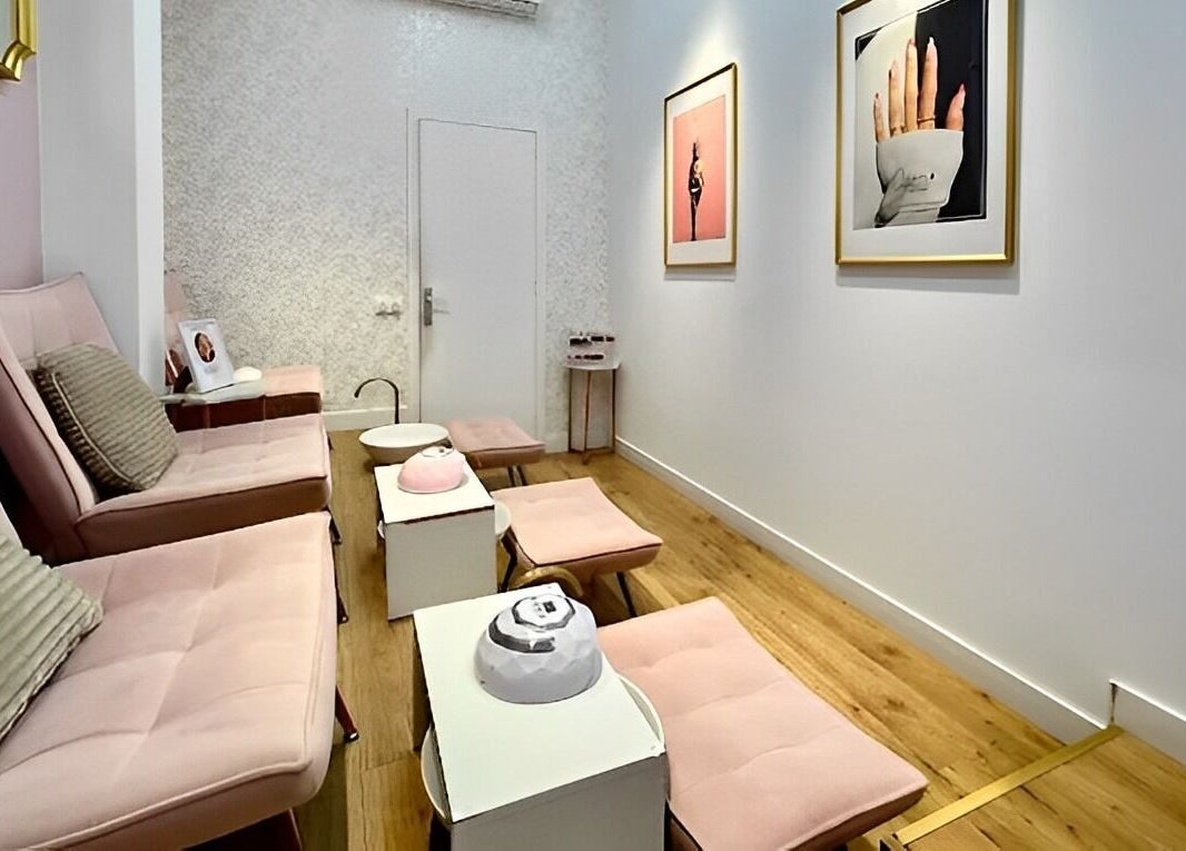 Elegante sala de espera en GLAM Nails Studio - Guillem Tell, Barcelona, Catalunya, ES con cómodos sillones rosados.