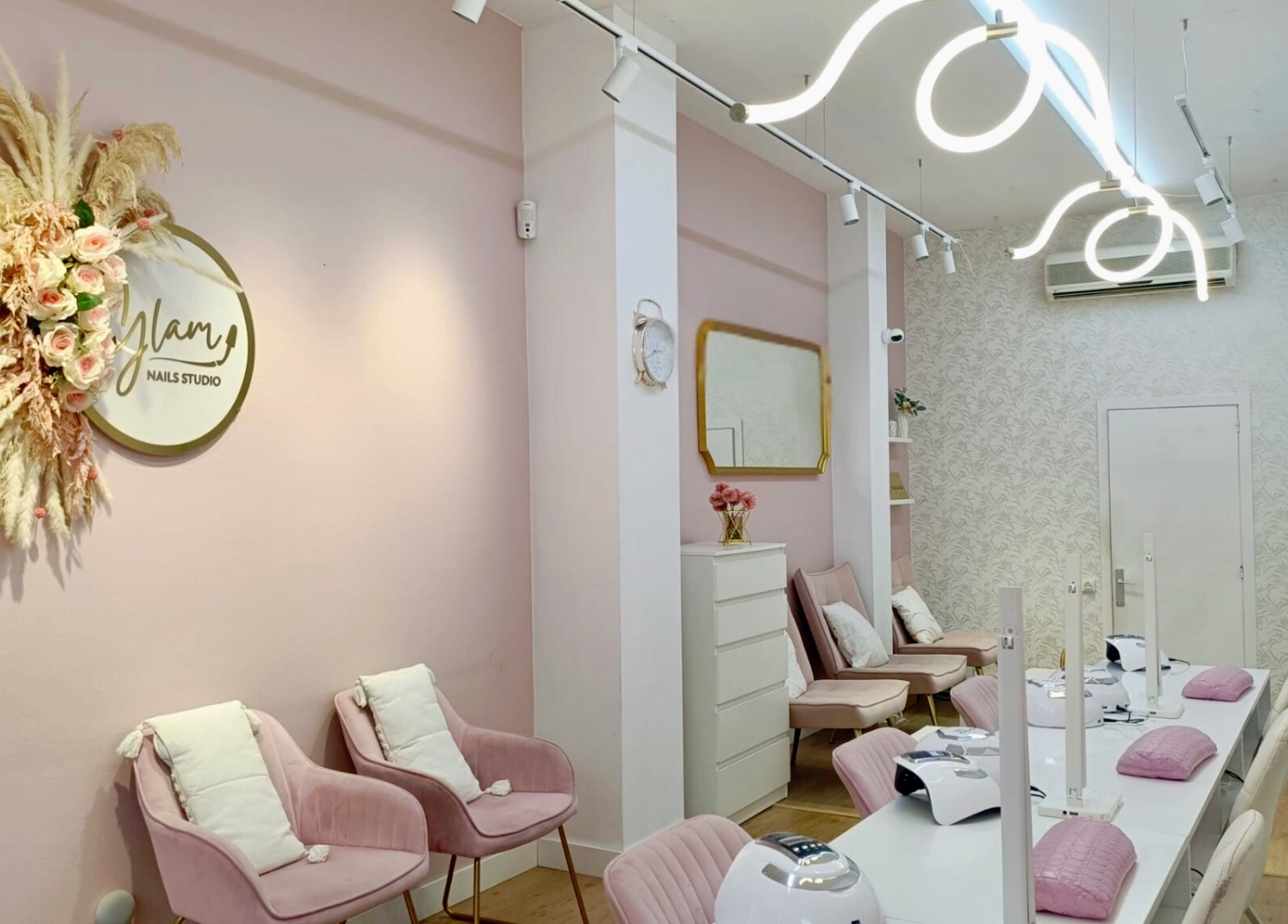 Interior de GLAM Nails Studio - Guillem Tell en Barcelona, Catalunya, ES, decorado con tonos rosa y pampas.