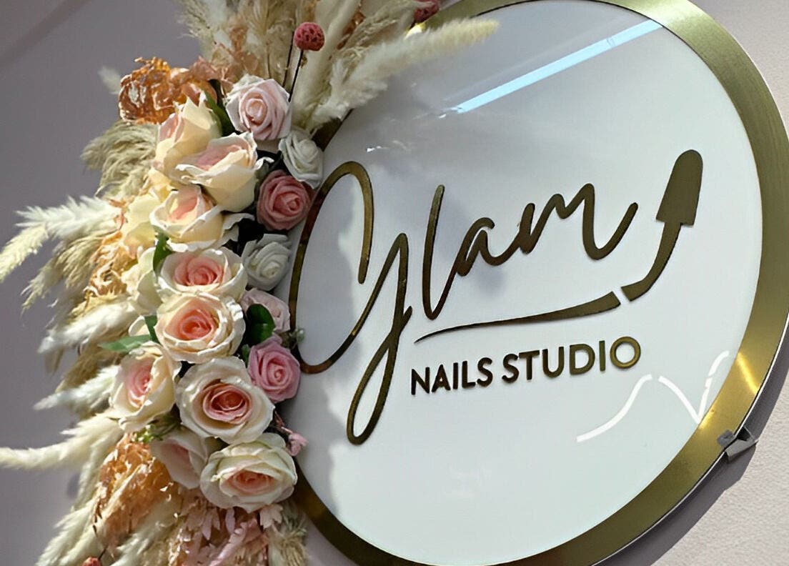 Cartel floral de GLAM Nails Studio - Guillem Tell en Barcelona, Catalunya, ES con rosas y ornamentos.