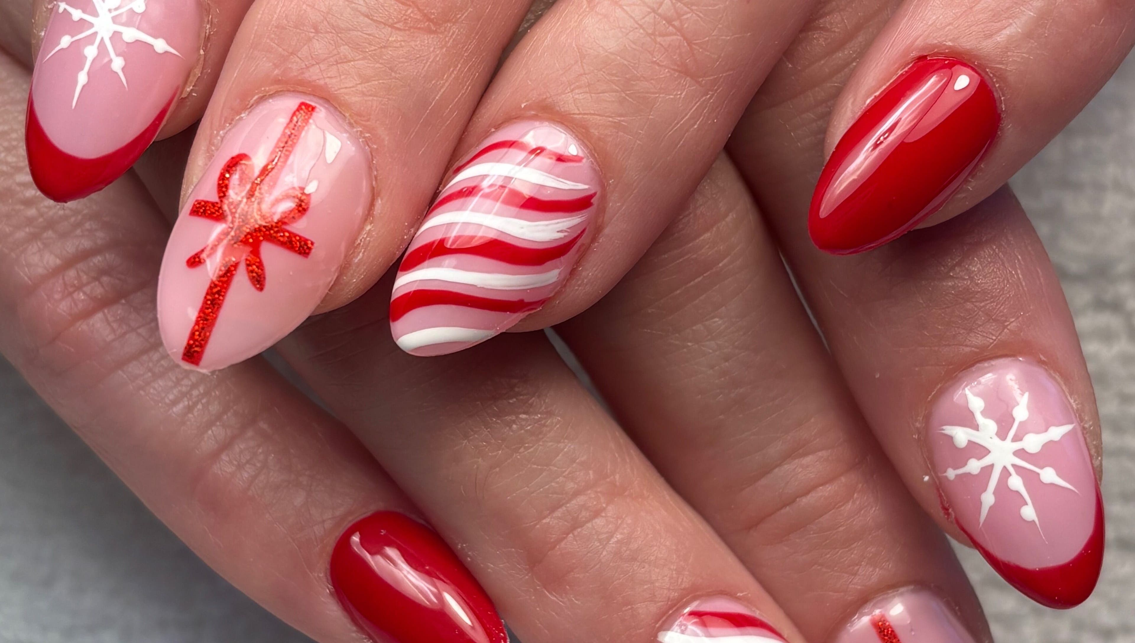 Nail art festif rouge et blanc à Art&Miss, Chartainvilliers, Centre-val De Loire, FR.