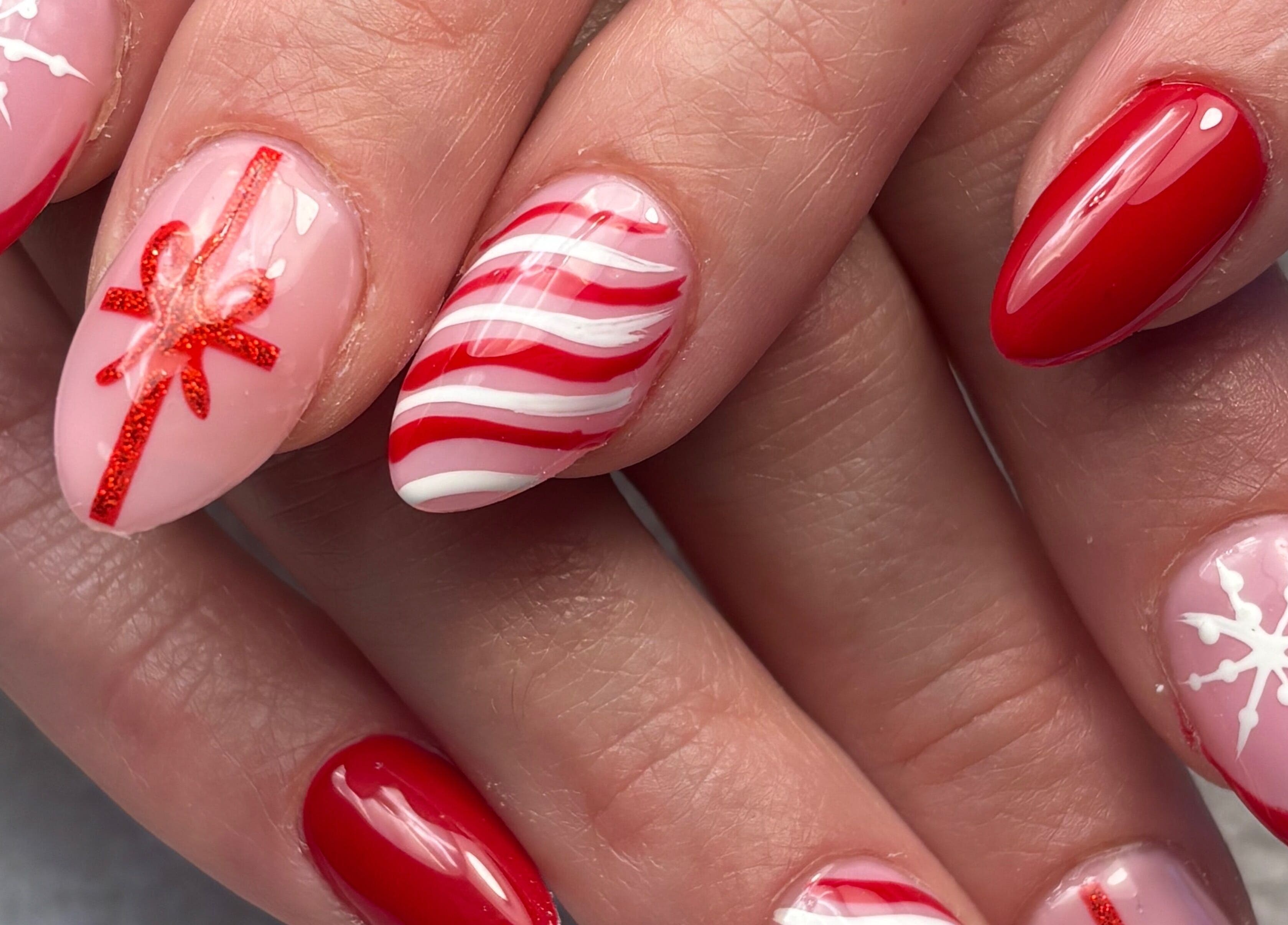 Nail art festif rouge et blanc à Art&Miss, Chartainvilliers, Centre-val De Loire, FR.