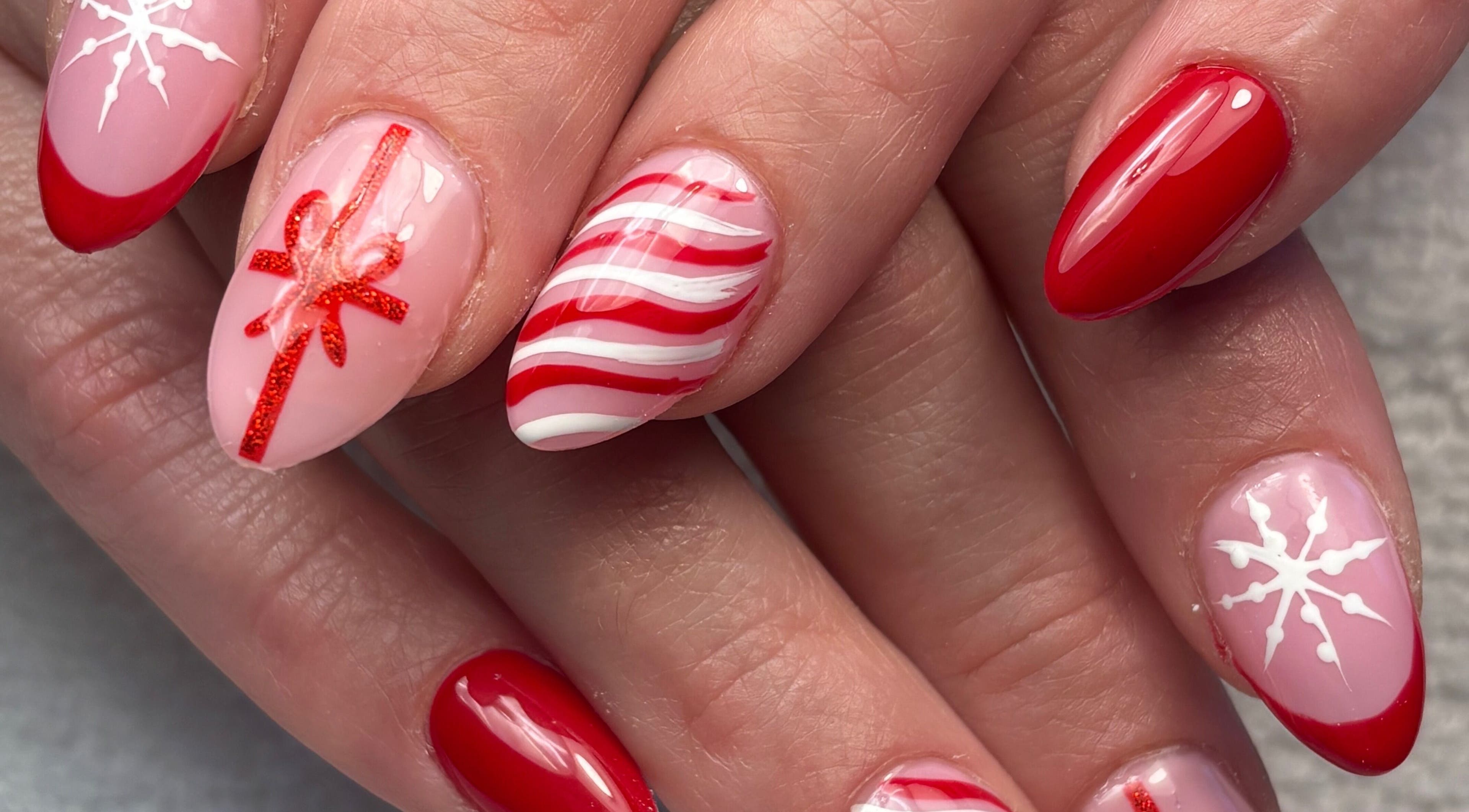 Nail art festif rouge et blanc à Art&Miss, Chartainvilliers, Centre-val De Loire, FR.