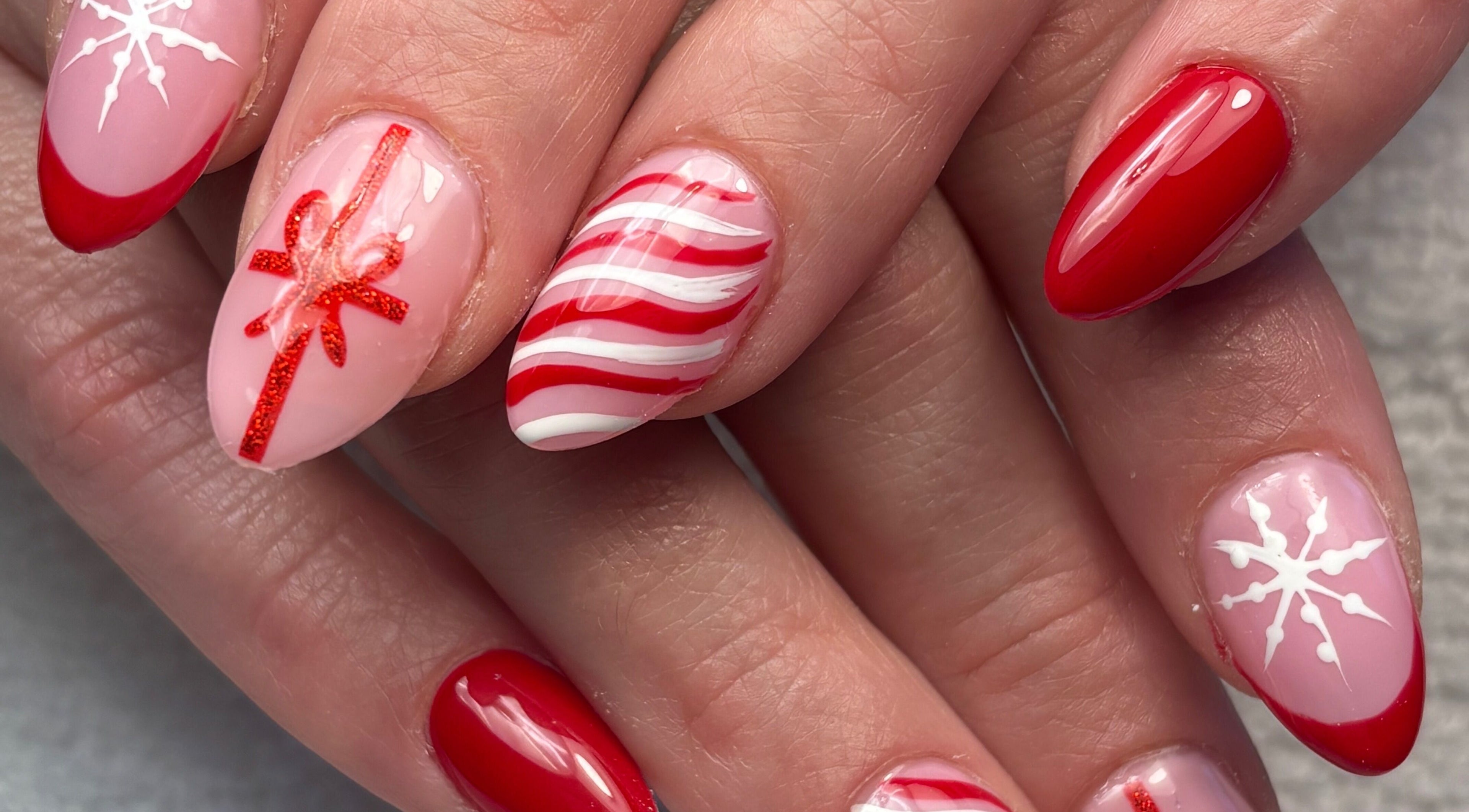 Nail art festif rouge et blanc à Art&Miss, Chartainvilliers, Centre-val De Loire, FR.