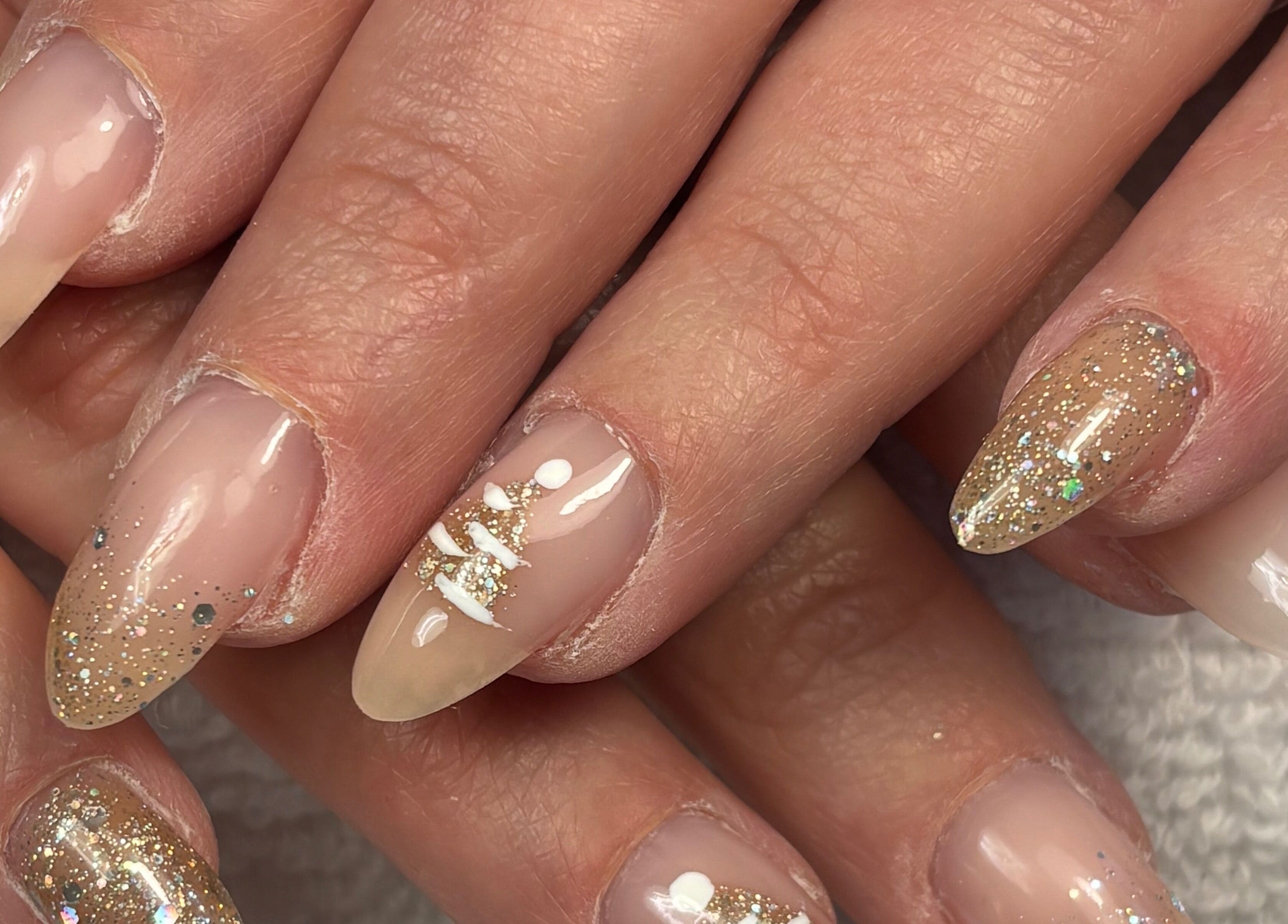 Ongles scintillants réalisés à Art&Miss, Chartainvilliers, Centre-val De Loire, FR. Design moderne et élégant.
