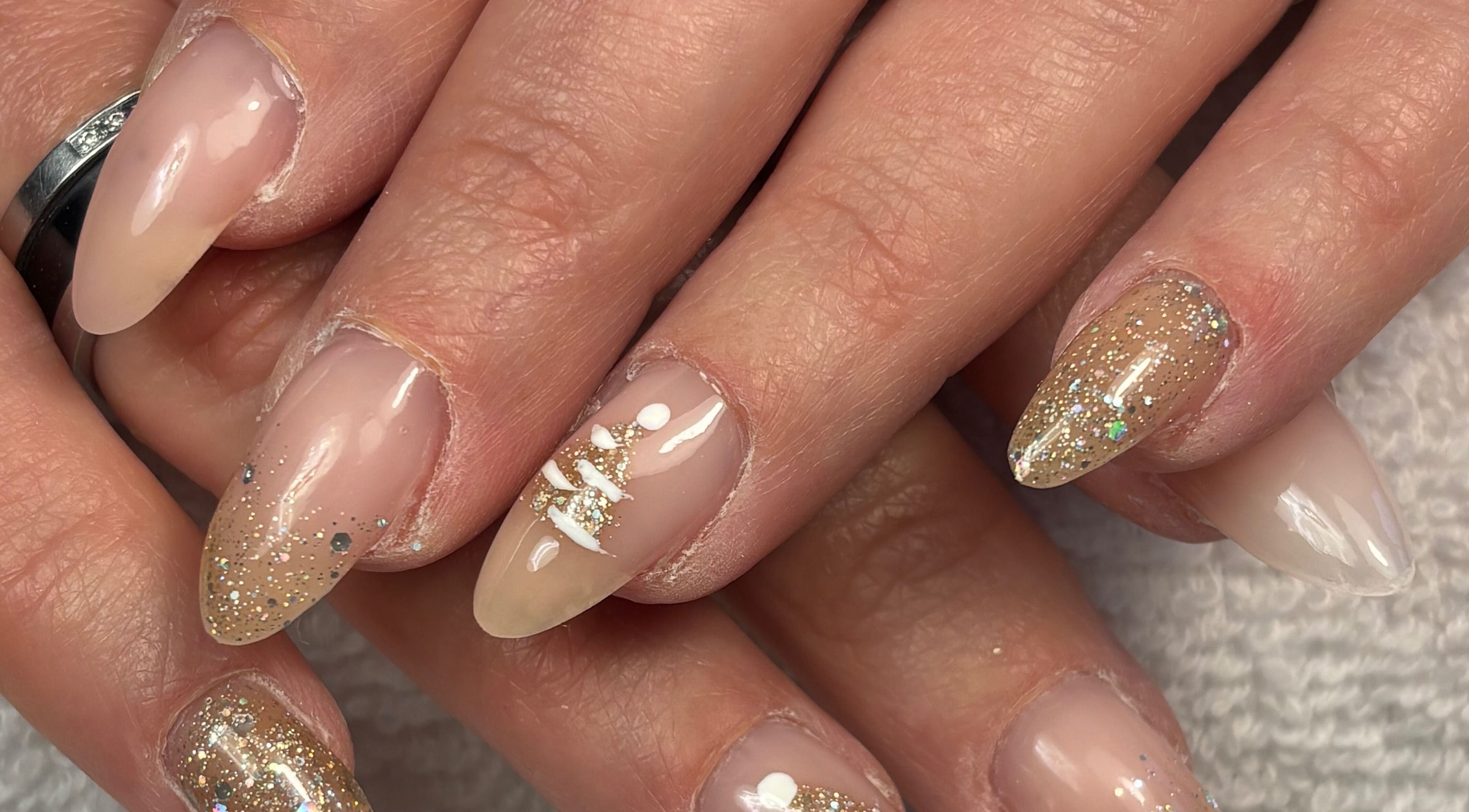 Ongles scintillants réalisés à Art&Miss, Chartainvilliers, Centre-val De Loire, FR. Design moderne et élégant.