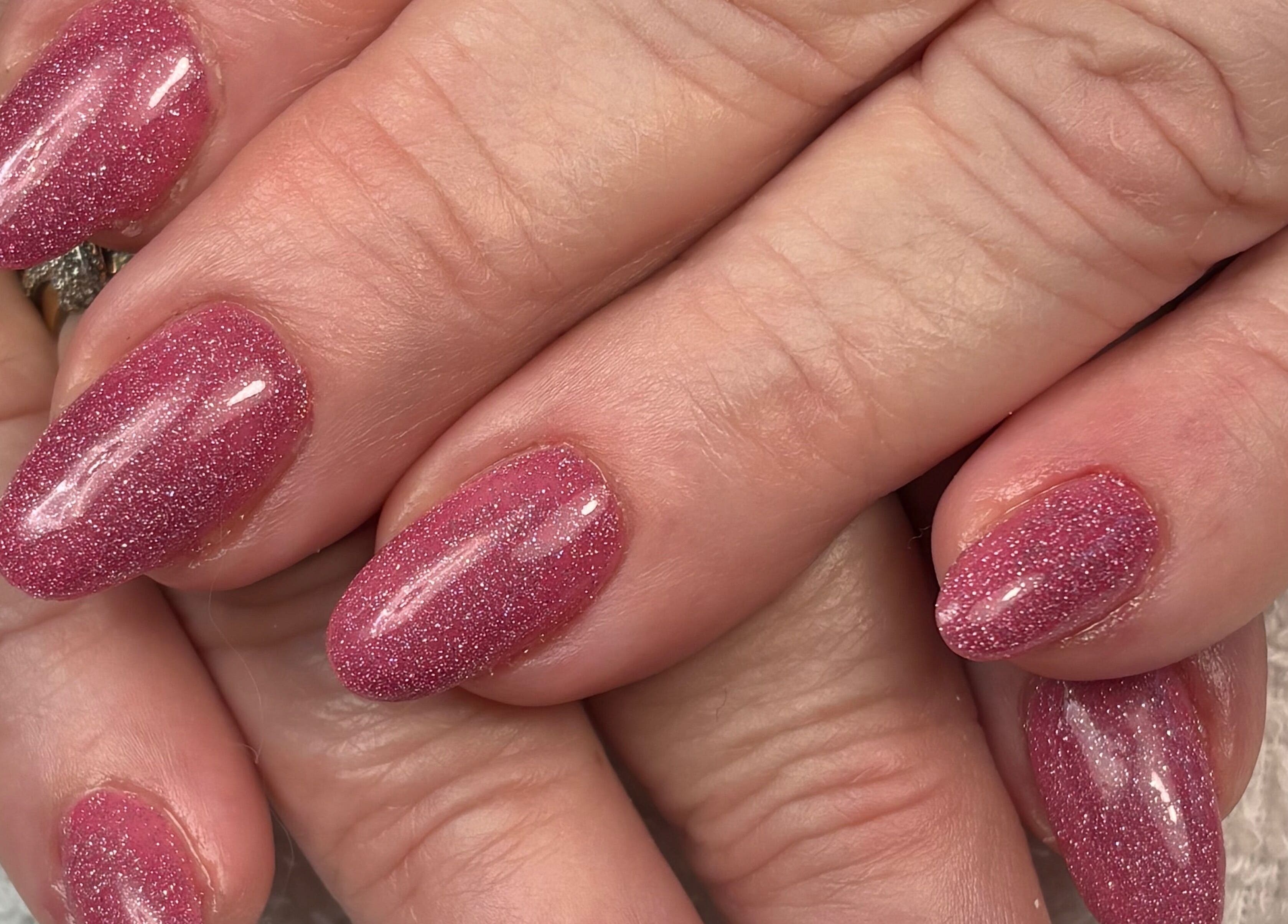 Manucure étincelante rose à Art&Miss, Chartainvilliers, Centre-val De Loire, FR. Découvrez notre soin des ongles.