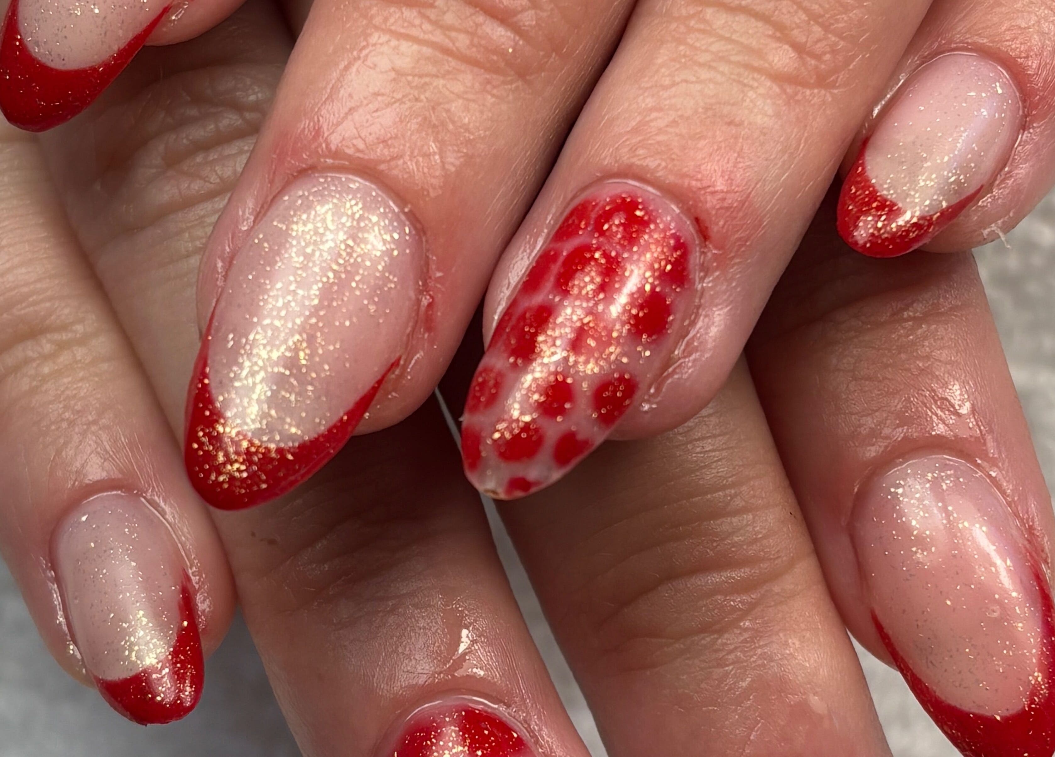 Manucure élégante avec détails rouges à Art&Miss, Chartainvilliers, Centre-val De Loire, FR.