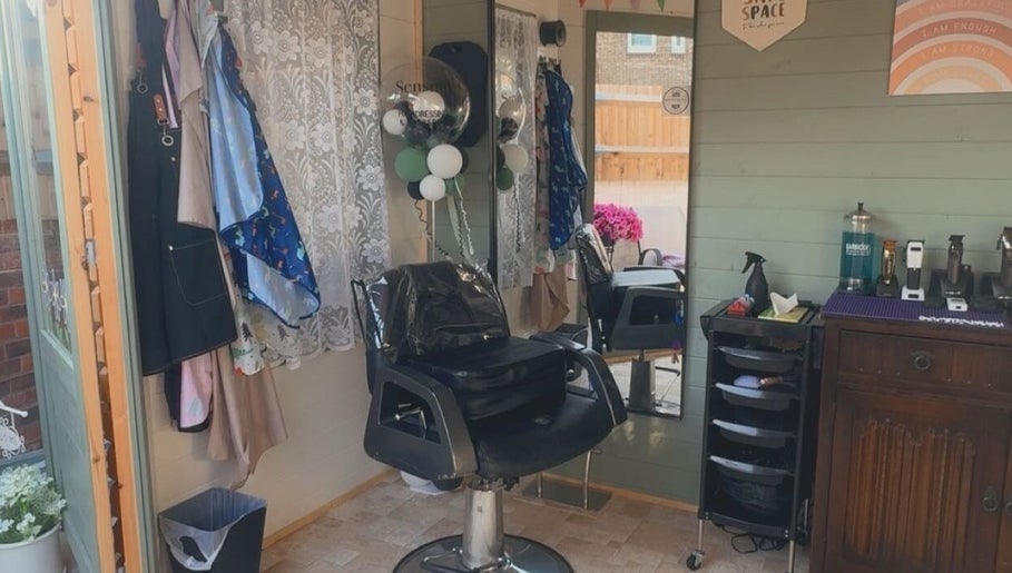 Cozy styling chair and mirrors at SENSNIP, Brighton And Hove, England, GB. Perfect for a tranquil beauty experience.