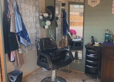 Cozy styling chair and mirrors at SENSNIP, Brighton And Hove, England, GB. Perfect for a tranquil beauty experience.