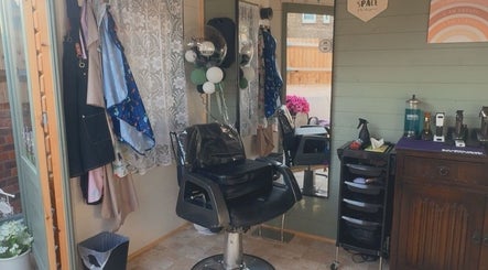 Cozy styling chair and mirrors at SENSNIP, Brighton And Hove, England, GB. Perfect for a tranquil beauty experience.