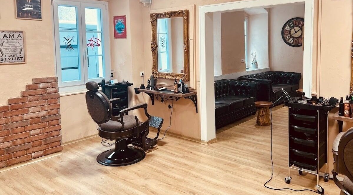 Innenraum von Retro Salon in Regensburg, Bayern, DE mit stilvollen Möbeln und Spiegel.