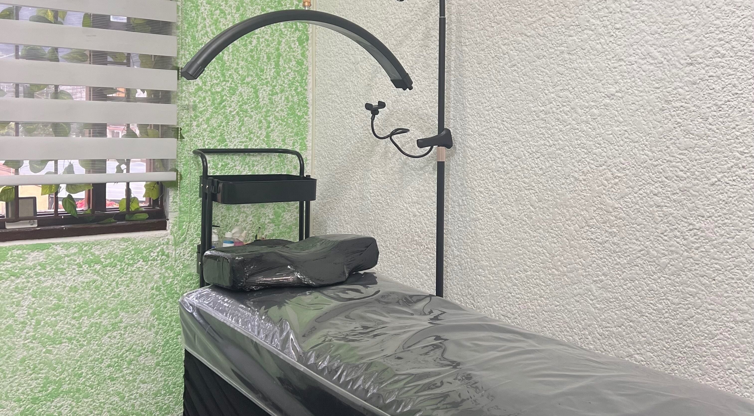 Sala de tratamiento en Beauty Hause, Bogotá, Bogotá, CO con ambiente relajante y moderno.