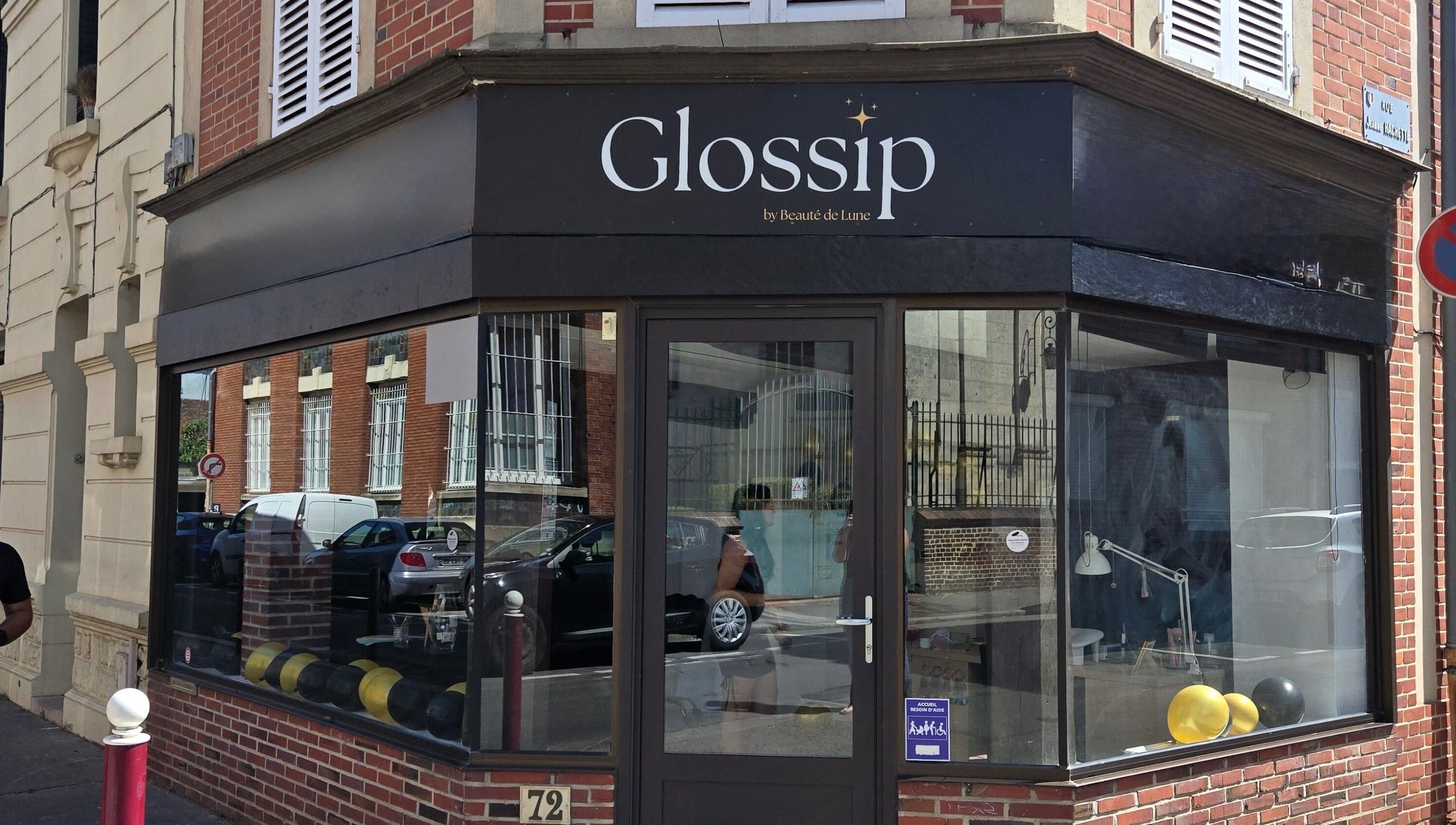Façade moderne de Glossip à Beauvais, Hauts-de-France, FR, avec une vitrine attrayante.