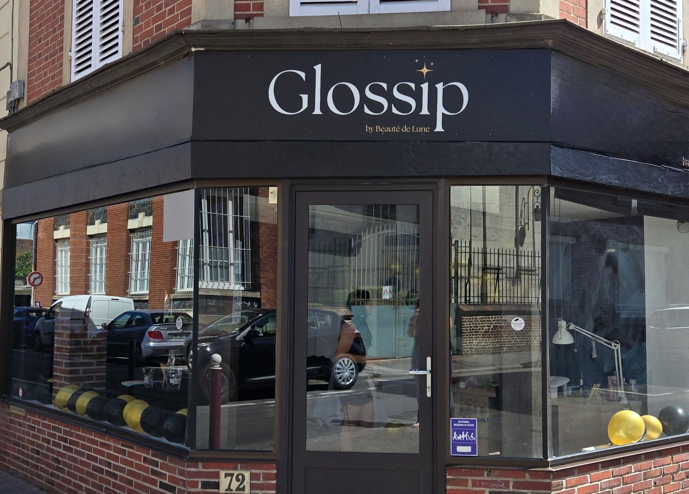 Façade moderne de Glossip à Beauvais, Hauts-de-France, FR, avec une vitrine attrayante.