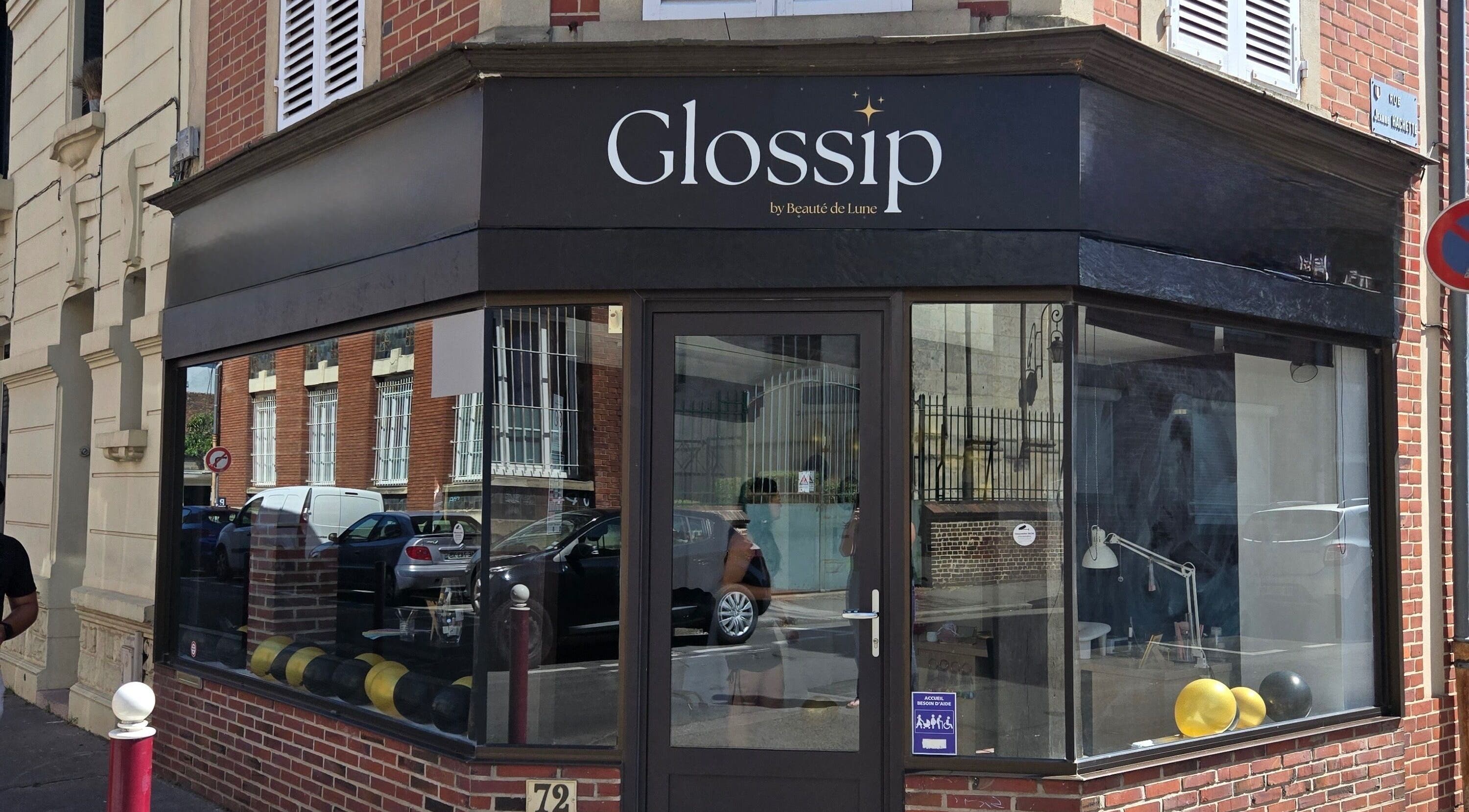 Façade moderne de Glossip à Beauvais, Hauts-de-France, FR, avec une vitrine attrayante.