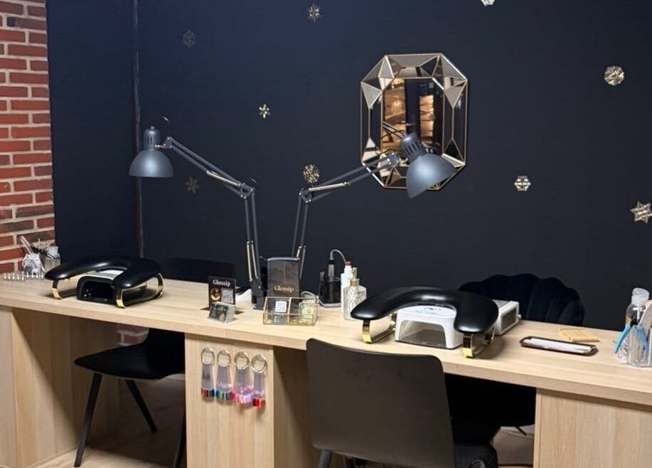 Table de manucure élégante à Glossip, Beauvais, Hauts-de-France, FR avec équipements modernes et design chic.