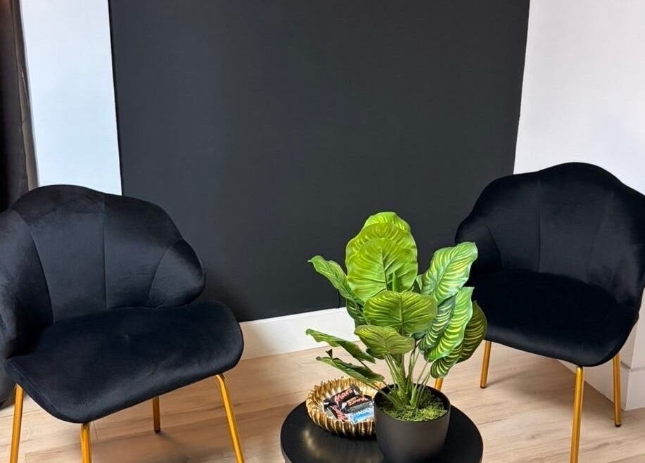 Coin détente élégant chez Glossip à Beauvais, Hauts-de-France, FR, avec fauteuils noirs et plante ornementale.