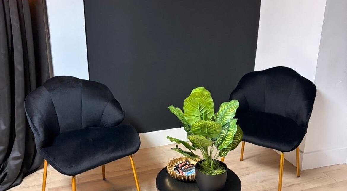 Coin détente élégant chez Glossip à Beauvais, Hauts-de-France, FR, avec fauteuils noirs et plante ornementale.